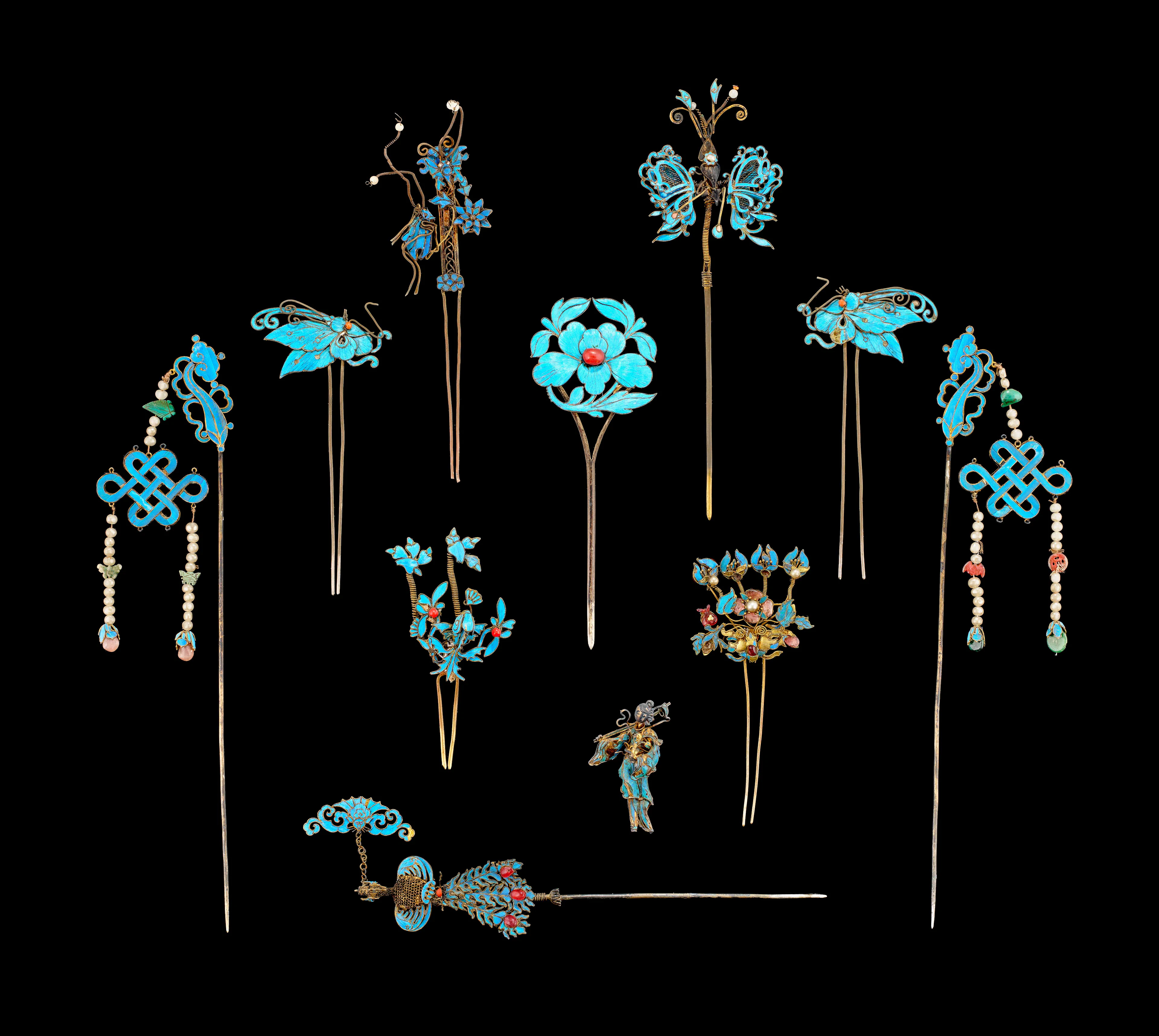 ENSEMBLE DE ONZE ORNEMENTS DE COIFFURE ET UNE BROCHE EN MÉTAL ET PLUMES