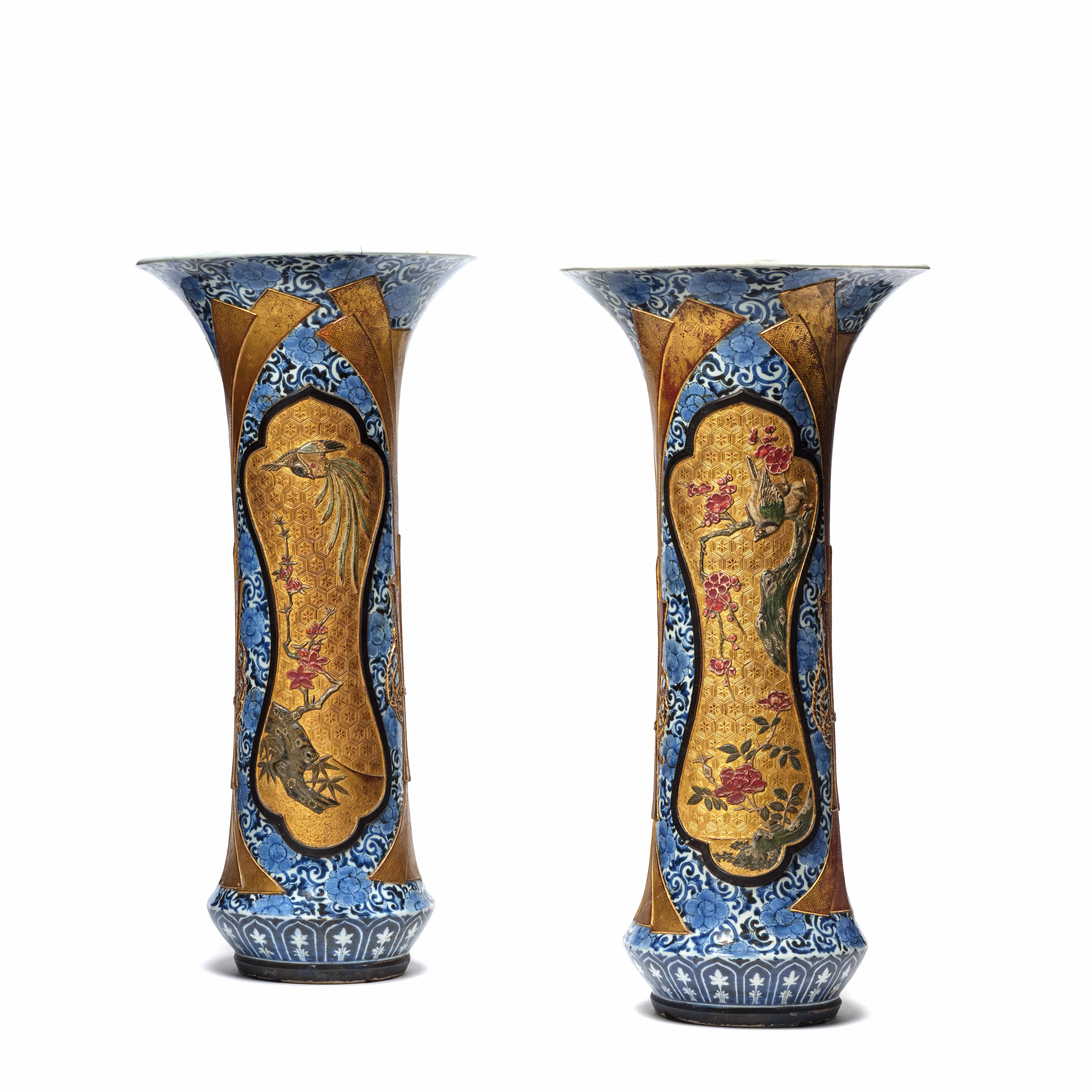 RARE PAIRE DE VASES CORNETS EN PORCELAINE LAQUÉE