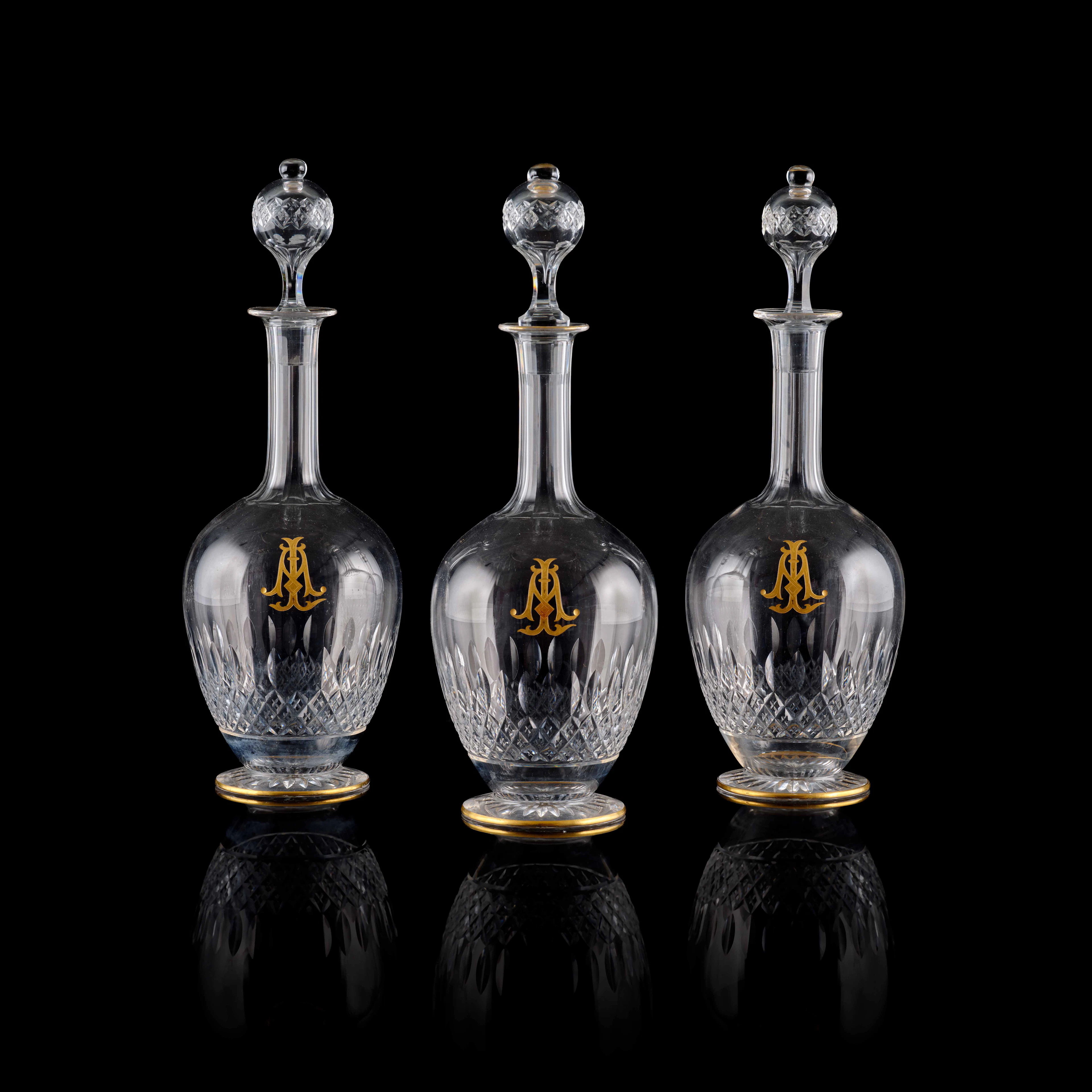 ENSEMBLE DE TROIS CARAFES ET LEUR BOUCHON, XXe SIÈCLE