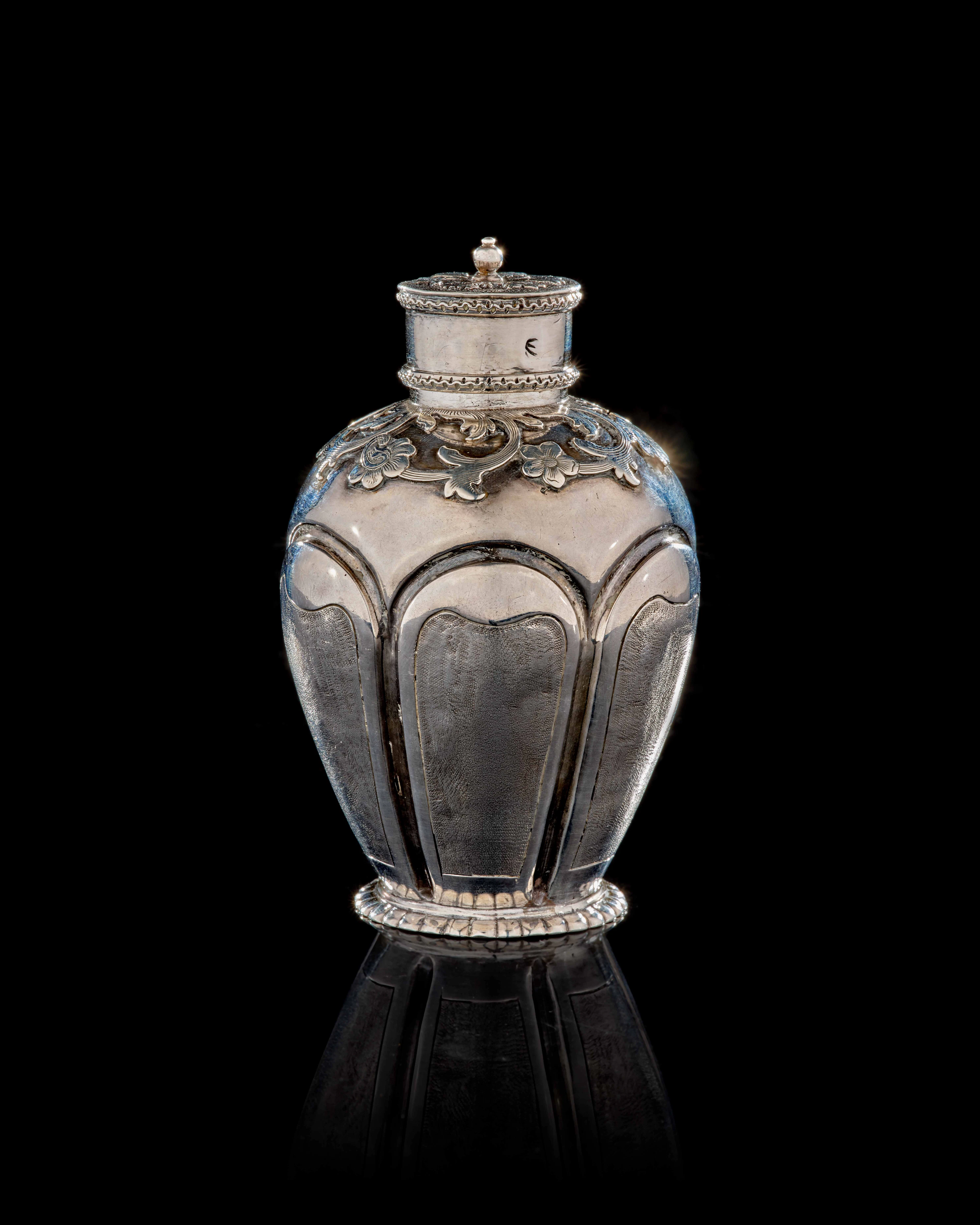 BOÎTE À THÉ EN ARGENT