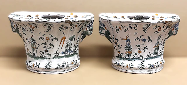 Paire de bouquetières d’applique en faïence de Moustiers du XVIIIe siècle