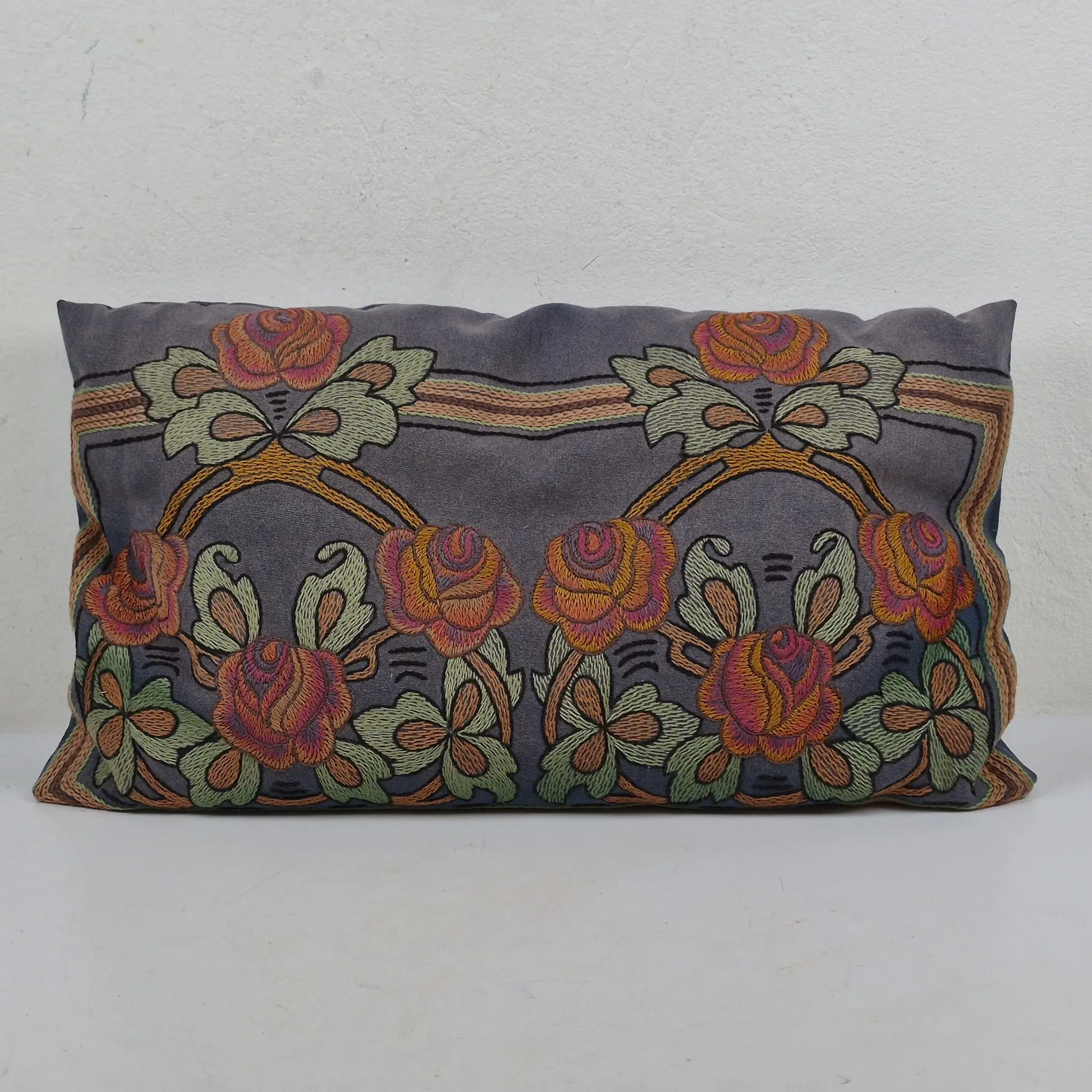Broderad prydnadskudde i jugendstil - tidigt 1900-tal - Kudde - Soffkudde