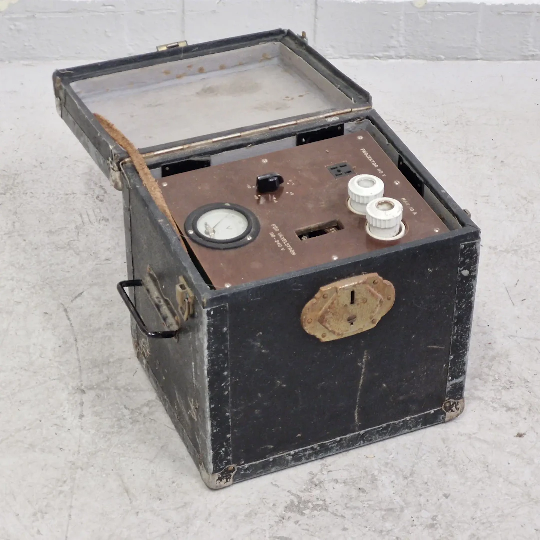 Äldre projektorlåda med voltmeter & säkringar - 1900-tal - Vintage