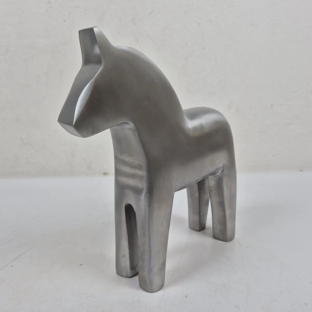 Häst i aluminium - Dalahäst-skulptur - "Finansiell" - IKEA