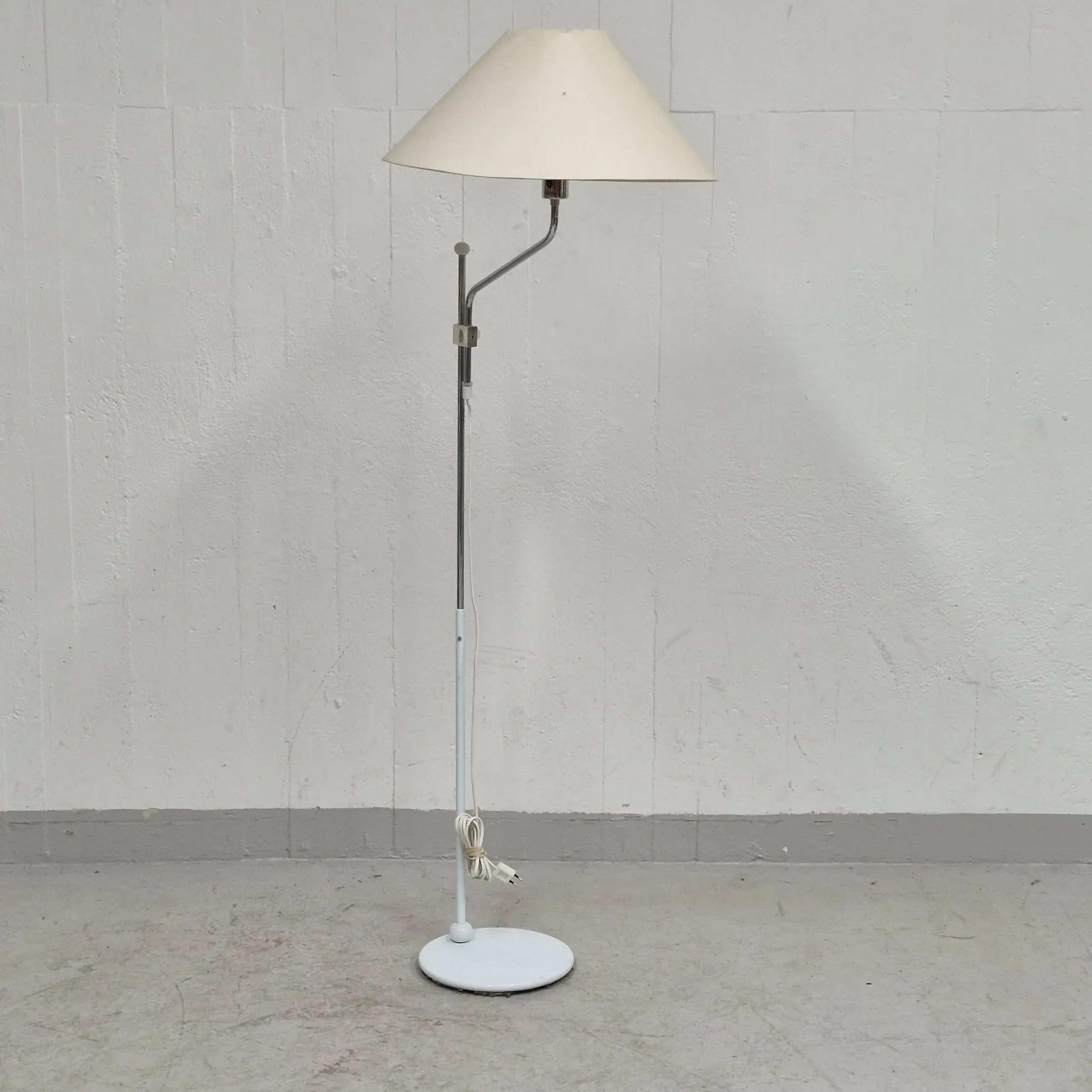 Golvlampa i metall med lampskärm - Aneta, Typbet 19818 - Lampa