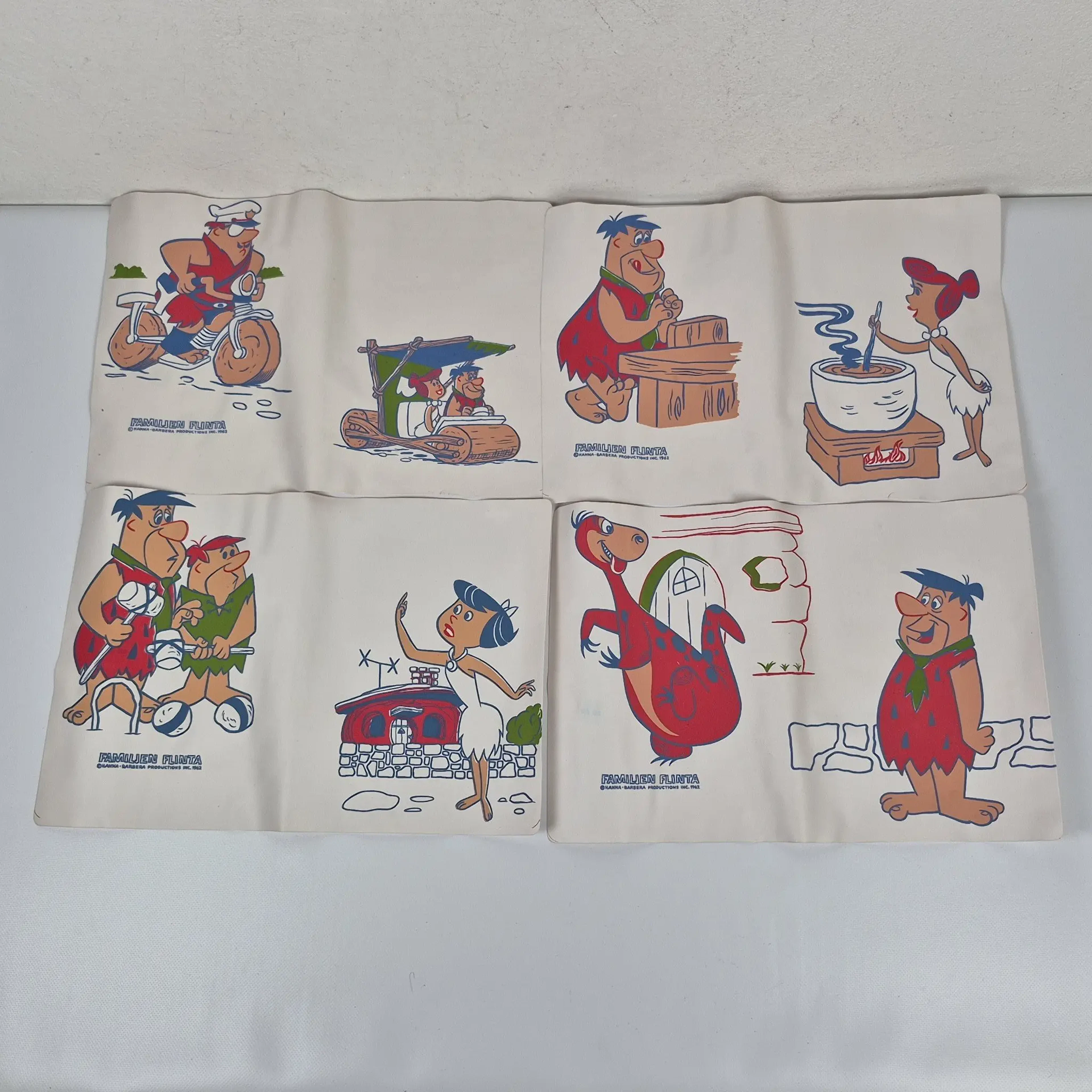 4st. Bordsunderlägg i plast - "Familjen flinta" - The Flintstones