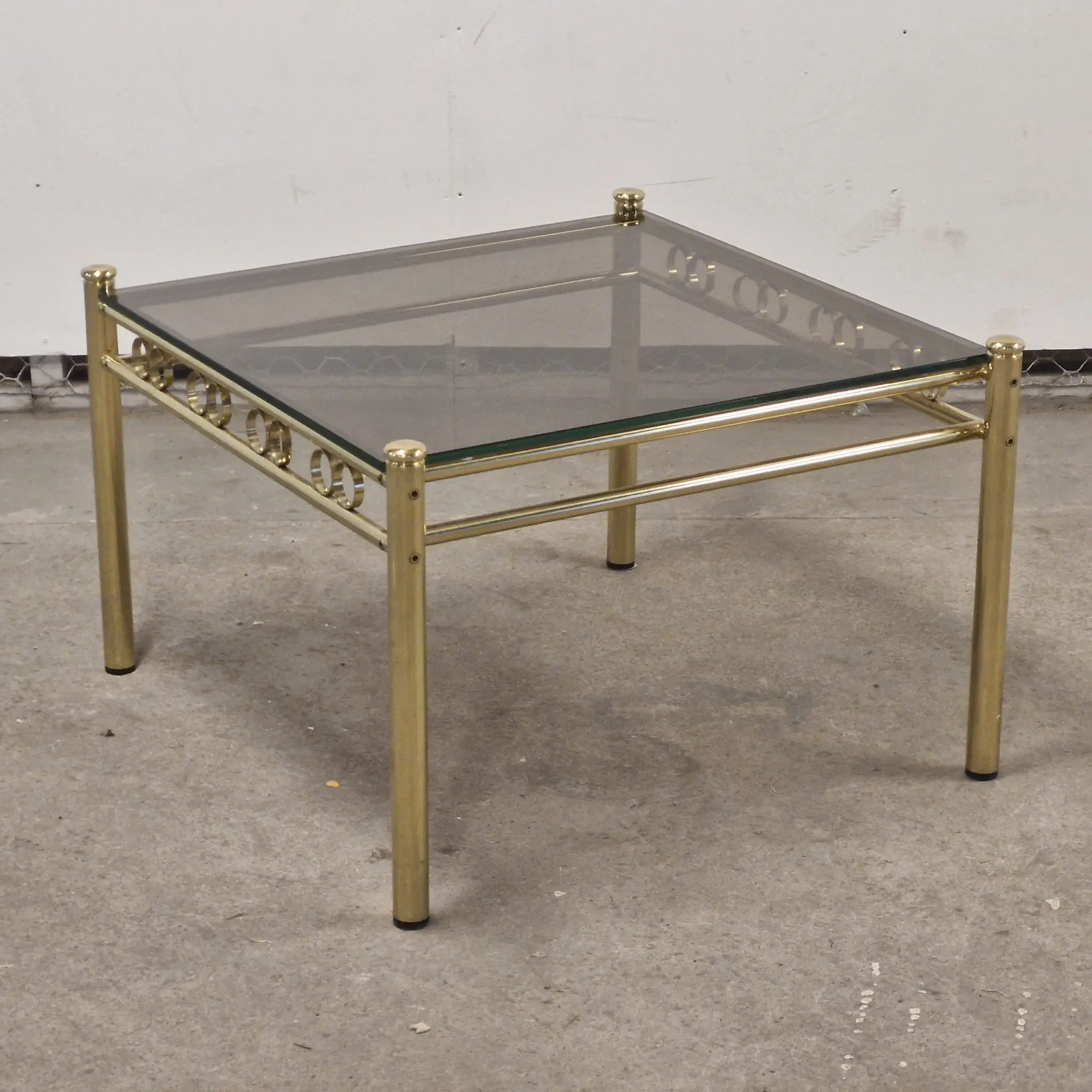 Soffbord i mässing med glasskiva - Metallbord - Sidobord - Bord