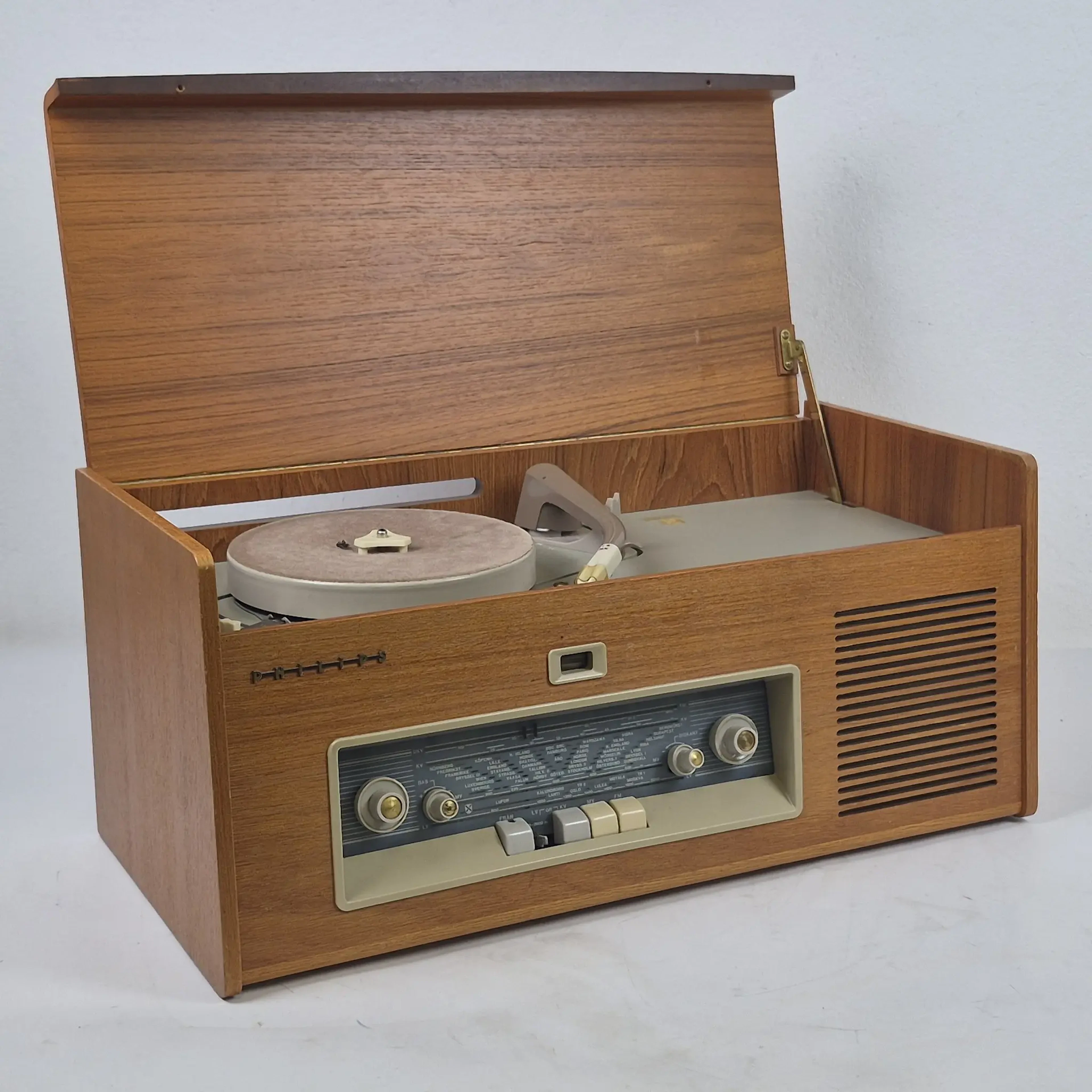Radiogrammofon - Radiomöbel - Philips - renoveringsobjekt - teak