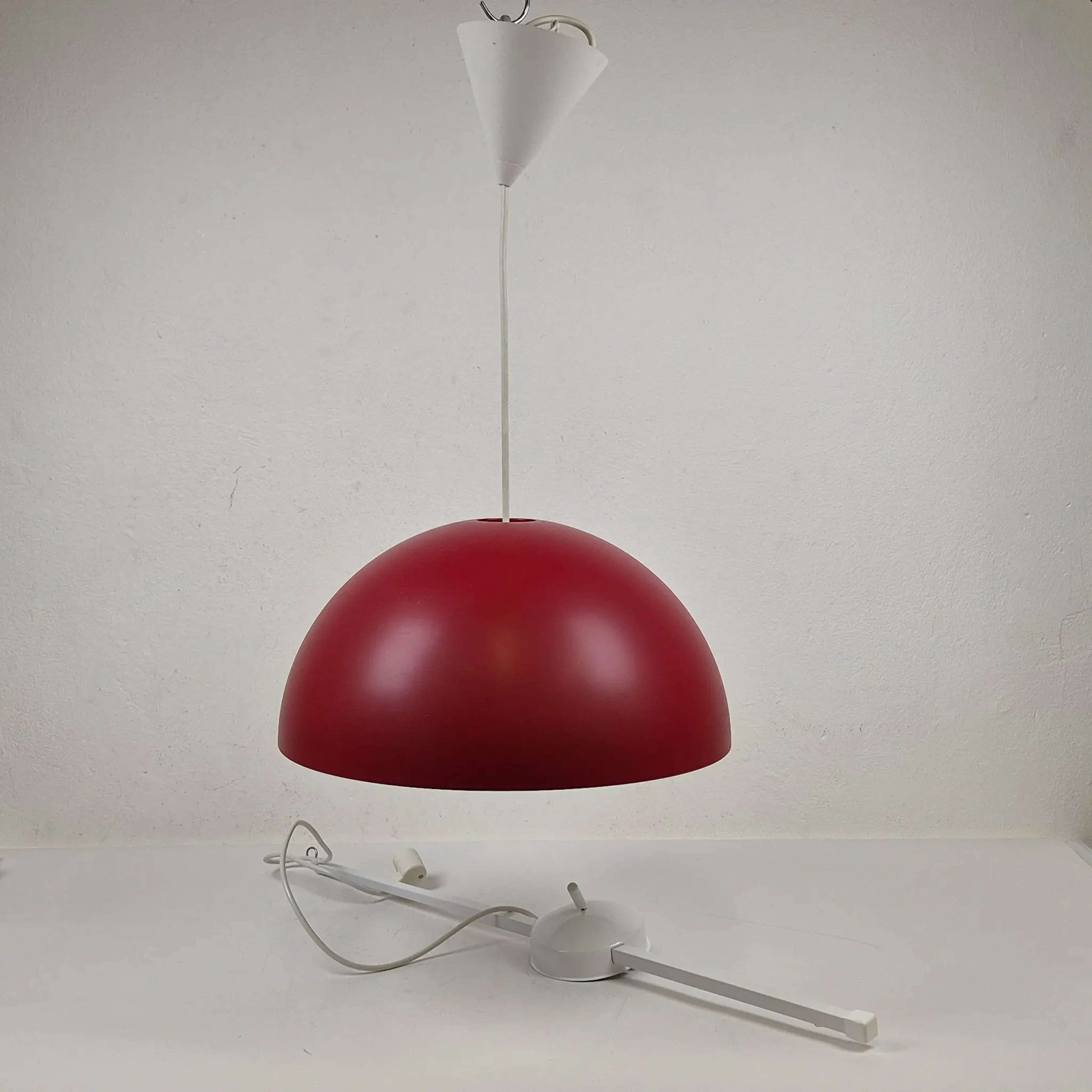 Röd lampa i metall med förlängningsdel - Metallampa - IKEA - Långe Jan