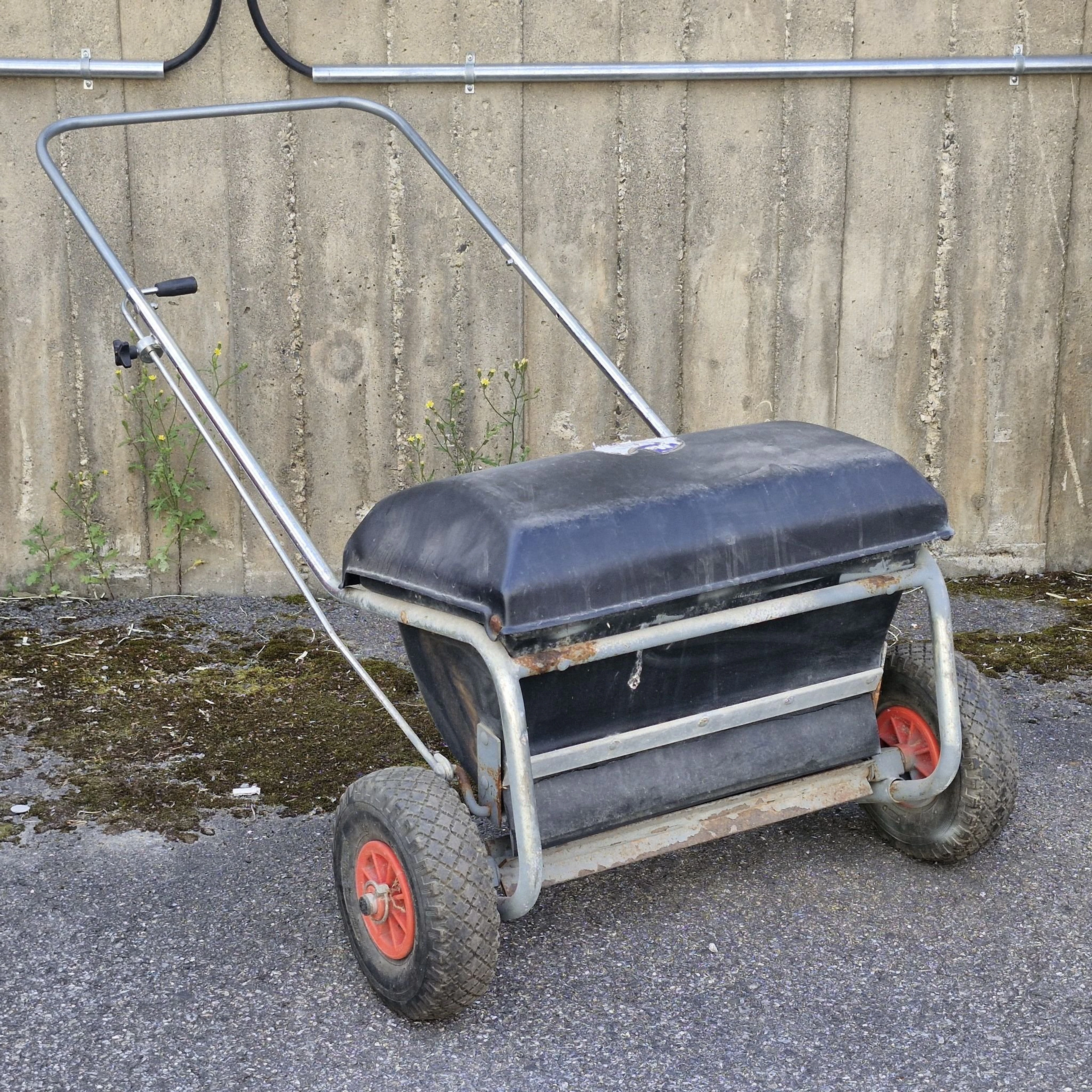 Handdriven sandspridare - Trädgårdsredskap