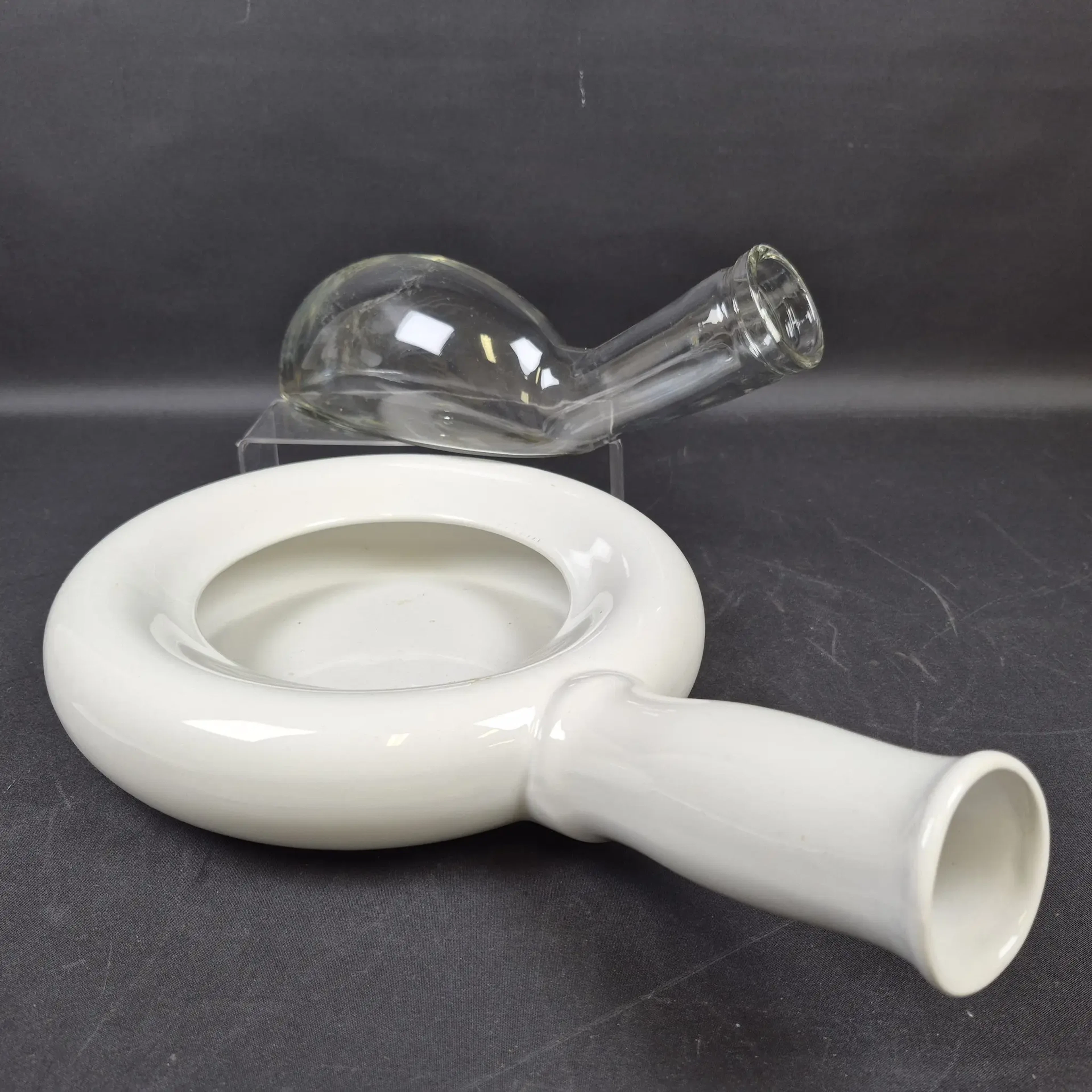 2st. Urinflaskor i glas & porslin för män - Porslinsbäcken - Sängbäcken