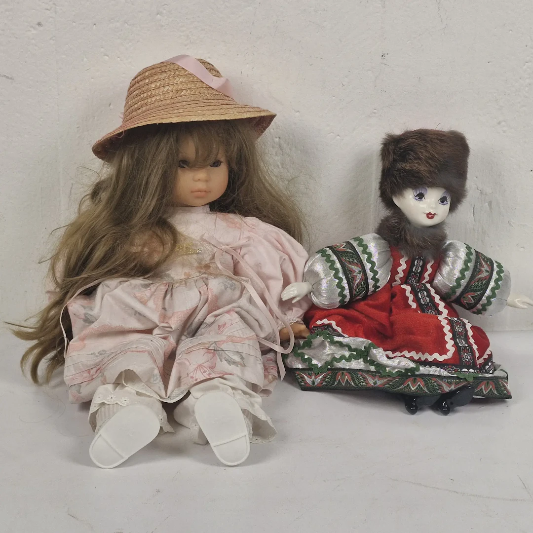 2 st. Dockor i plast & porslin - Samlardockor - Porslindocka & Babydocka