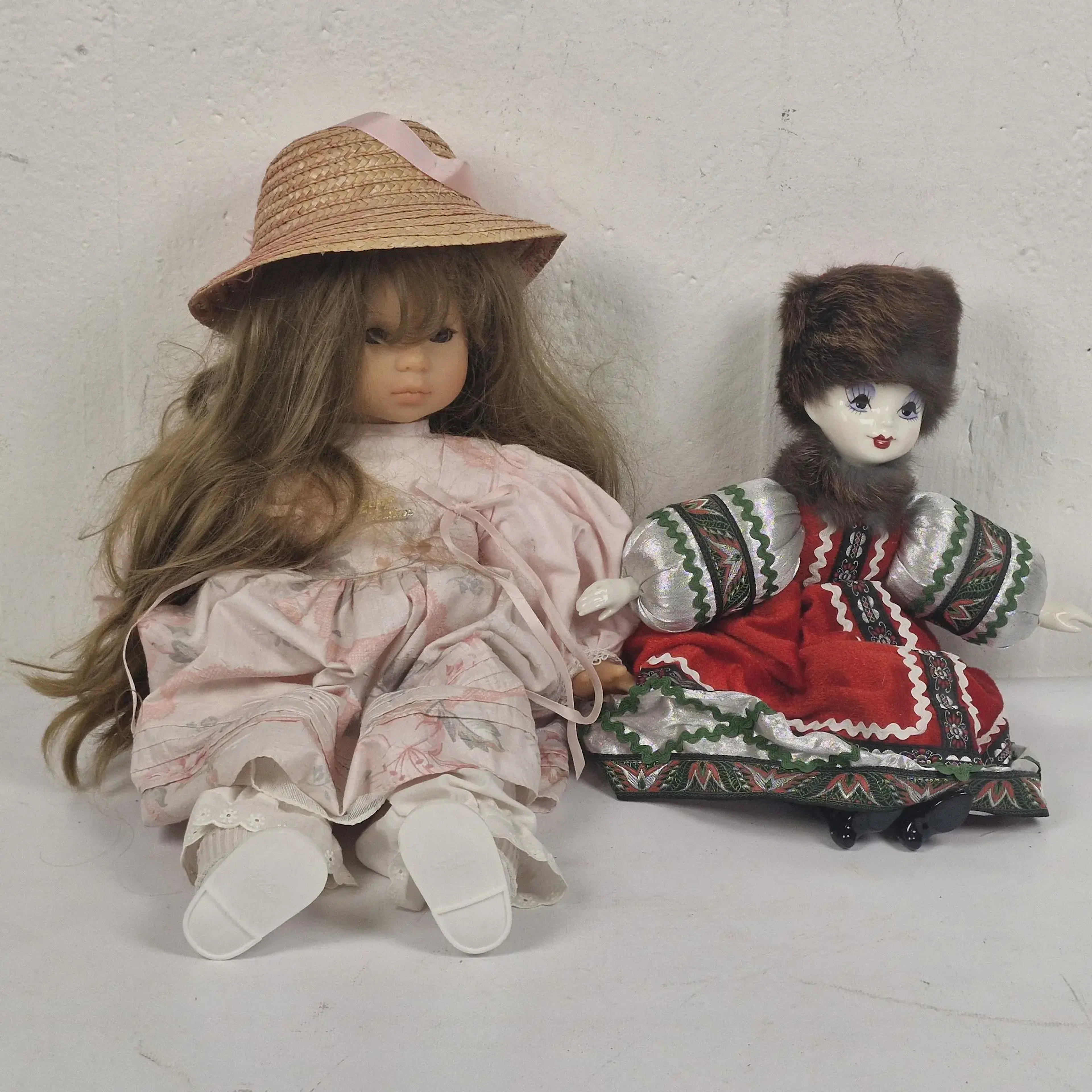 2 st. Dockor i plast & porslin - Samlardockor - Porslindocka & Babydocka