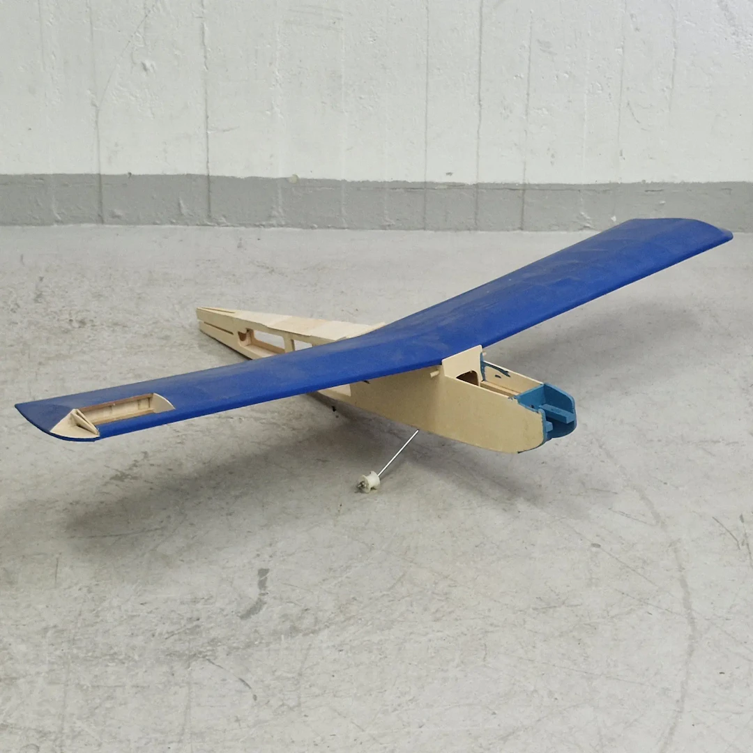 Modellflygplan i plywood - Flygplan - Leksaksflygplan