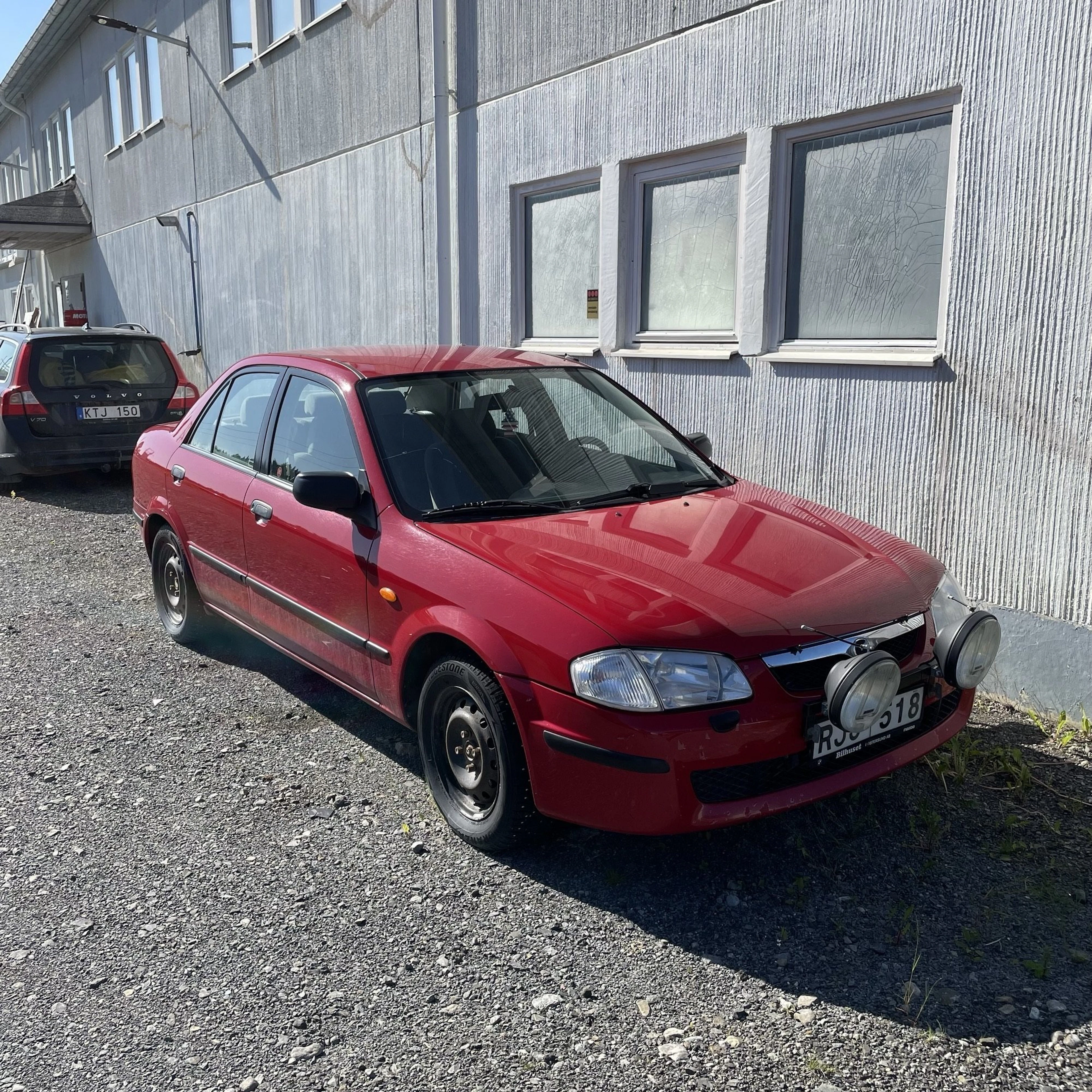 MAZDA 323 4D 1,8 - Bra vinterdäck - Reparationsobjekt