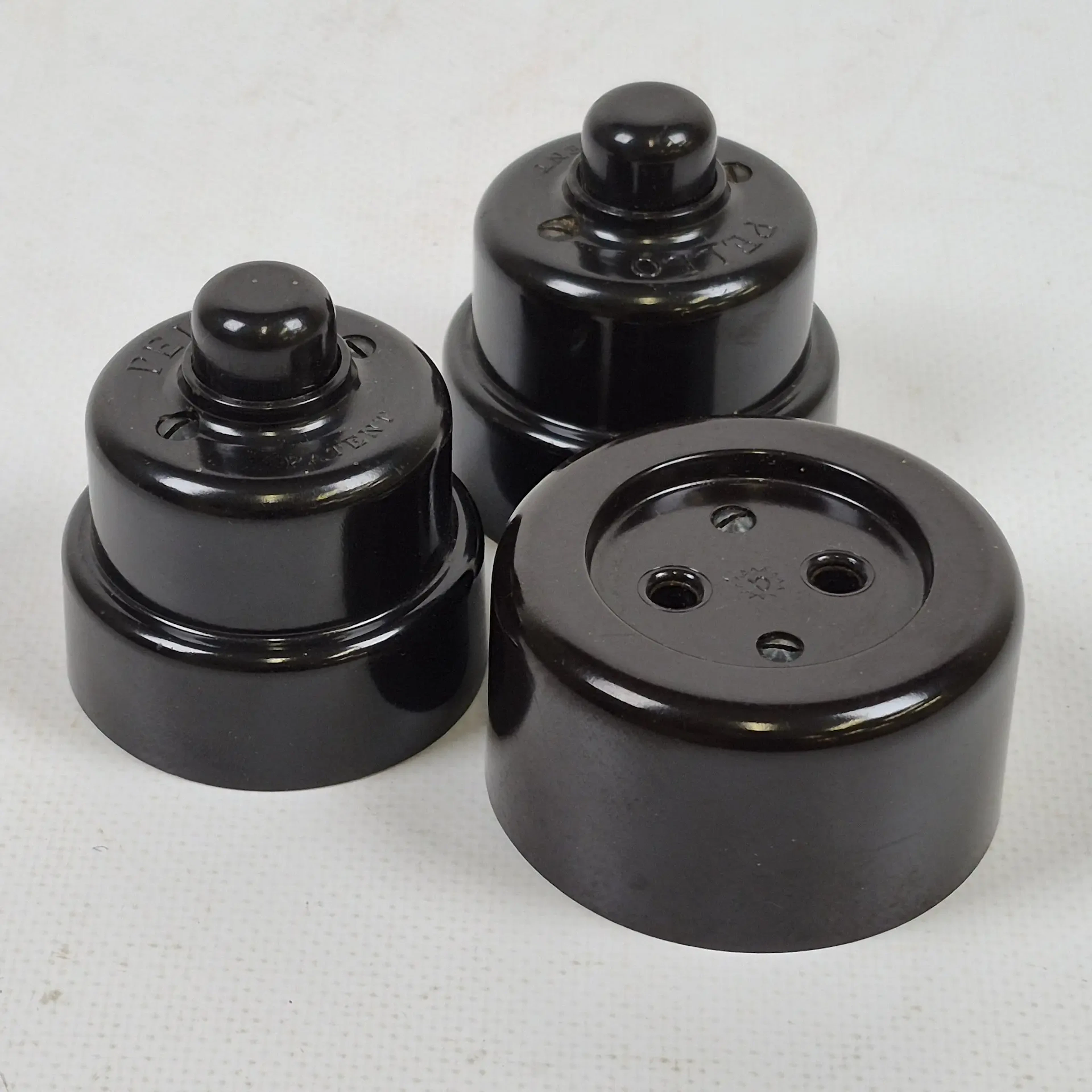 3st elprodukter - Retro - Vintage - Pello-strömbrytare - Väggsockel - Vintage