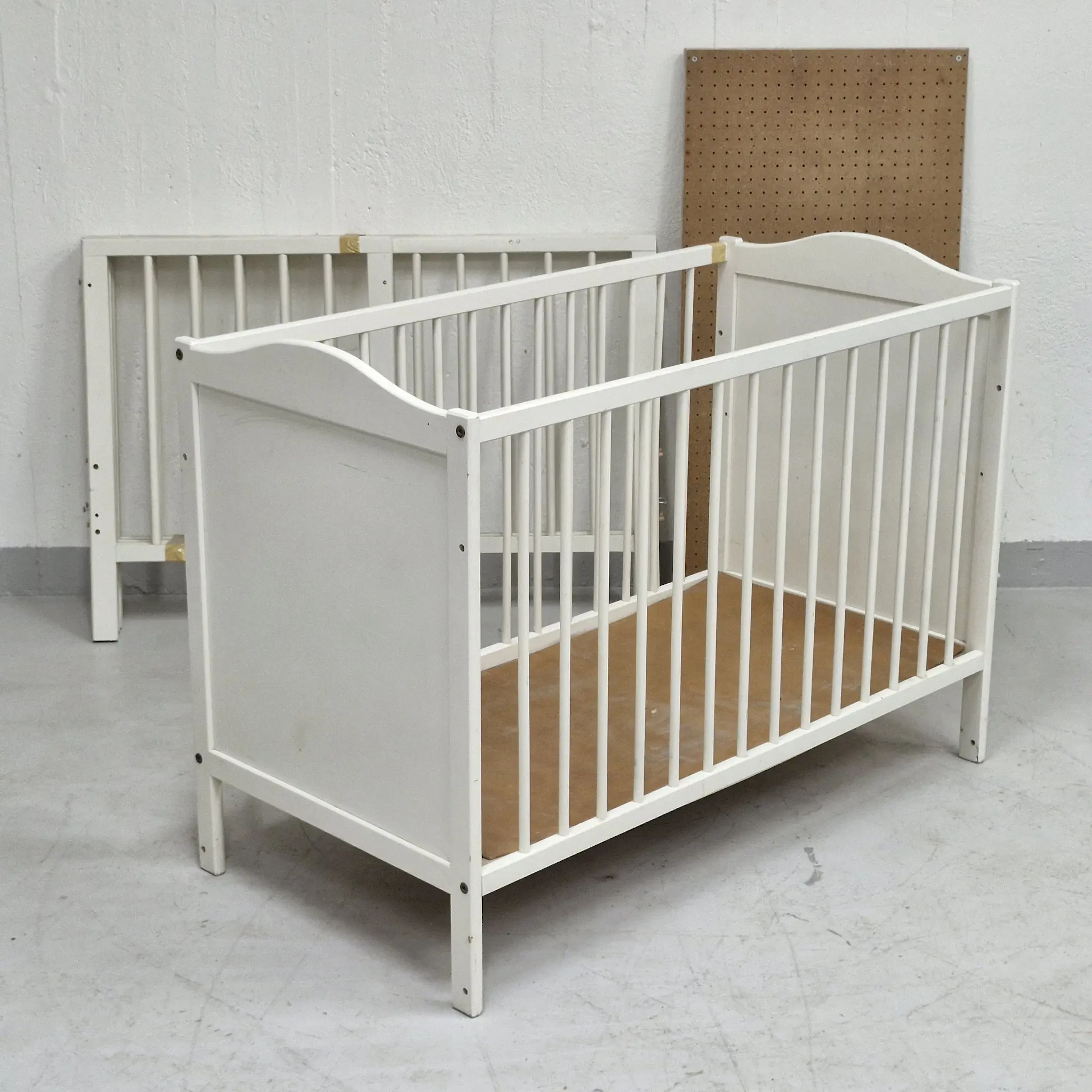 Två Spjälsäng i trä - Barnsäng - Babysäng - Säng