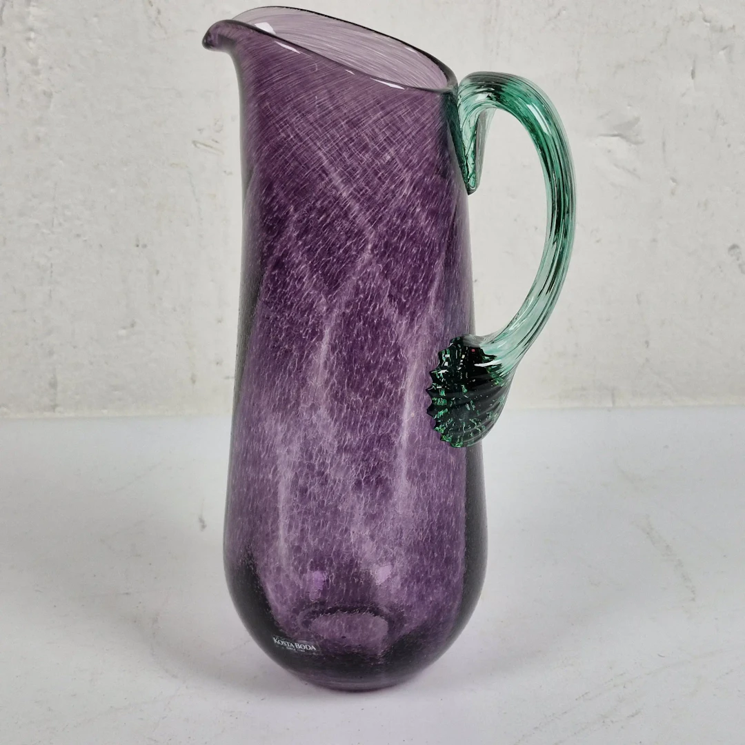 Gunnel Sahlin - Kanna i färgat glas - Kosta Boda - Glaskanna