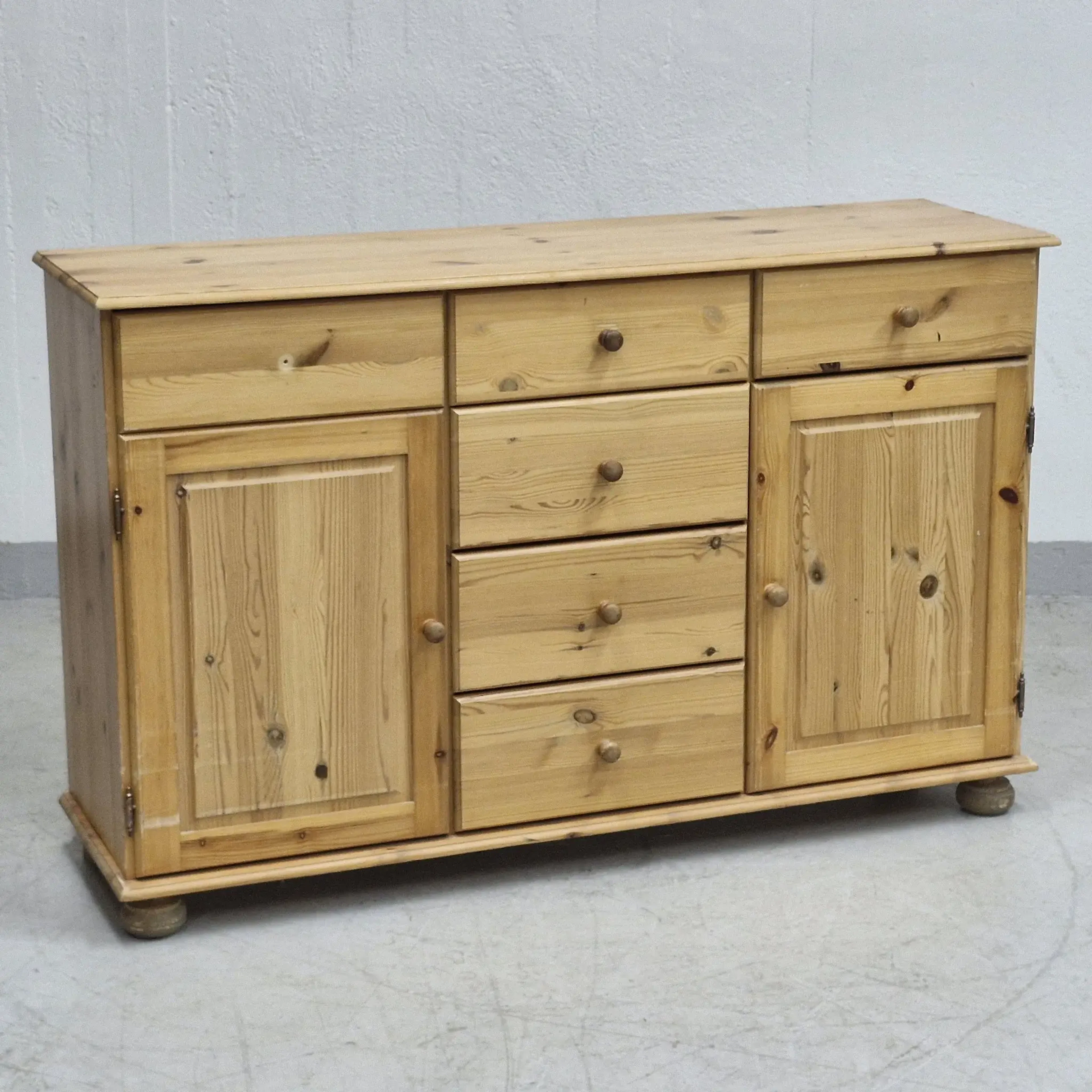 Skänk i trä - furu - Sideboard - Träskänk - Träskåp - Skåp - 1900-tal - Vintage