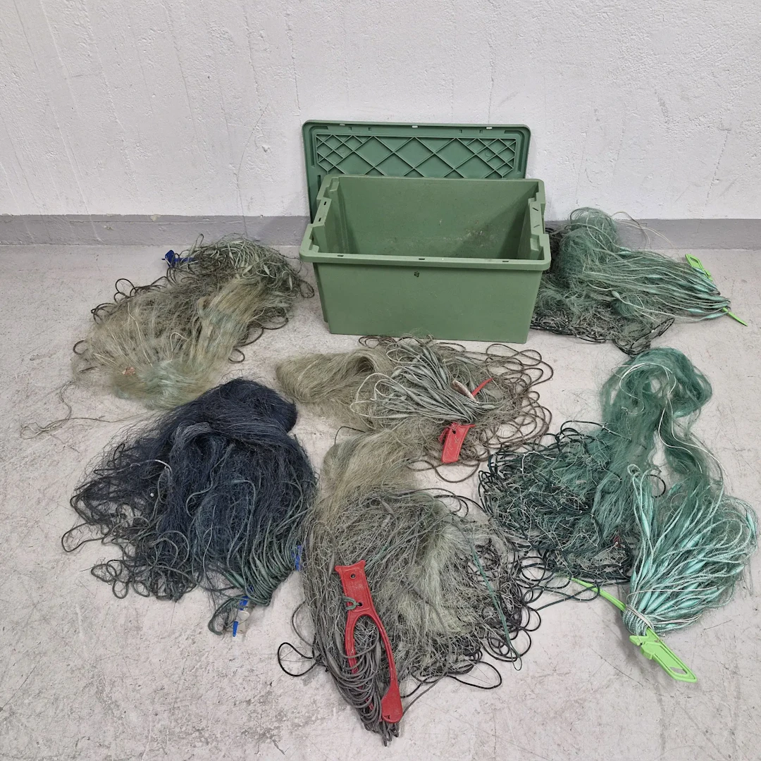Låda i plast med parti fiskenät - Nät till fiske - Plastlåda - Förvaringslåda