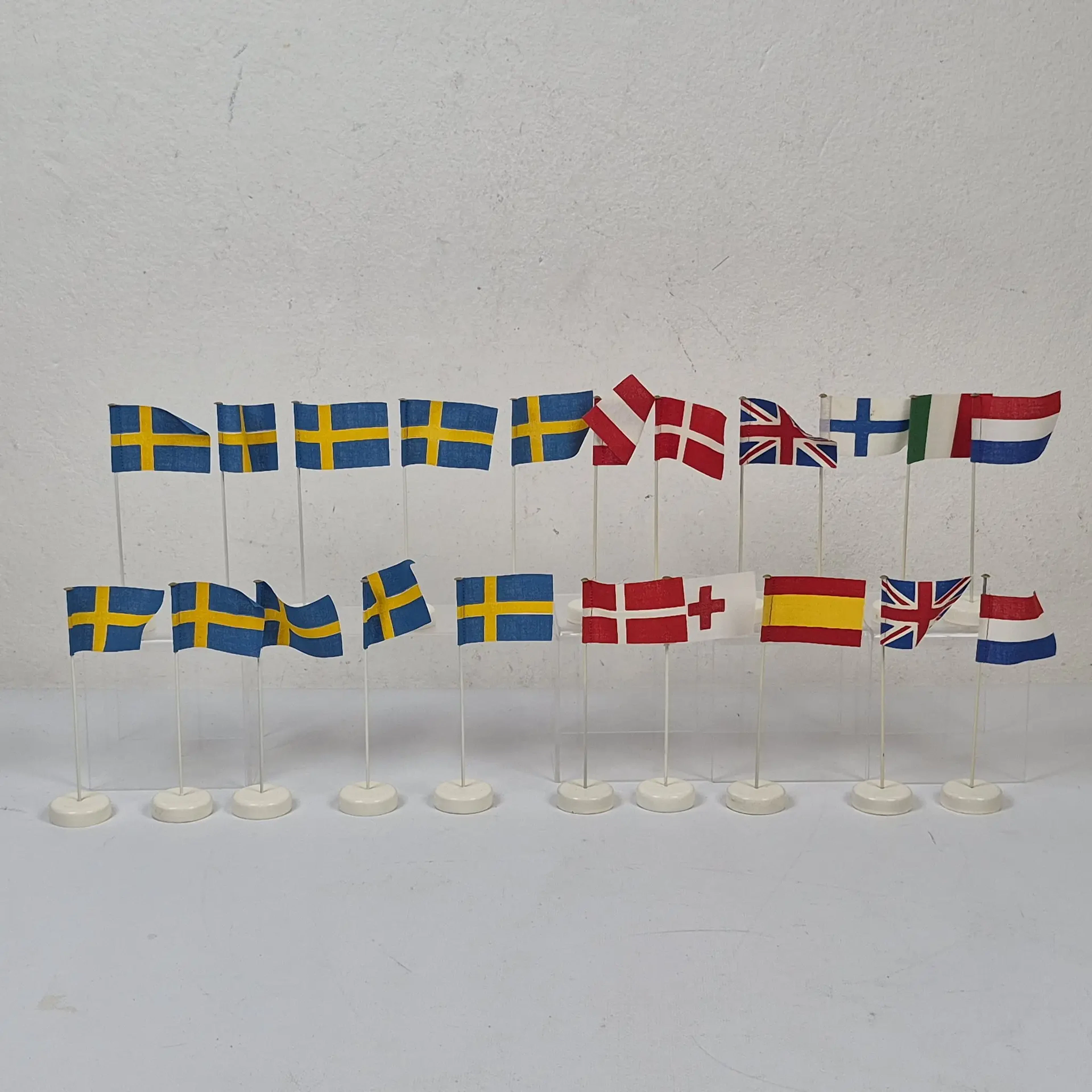 Parti svenska & utländska bordsflaggor - Flaggor