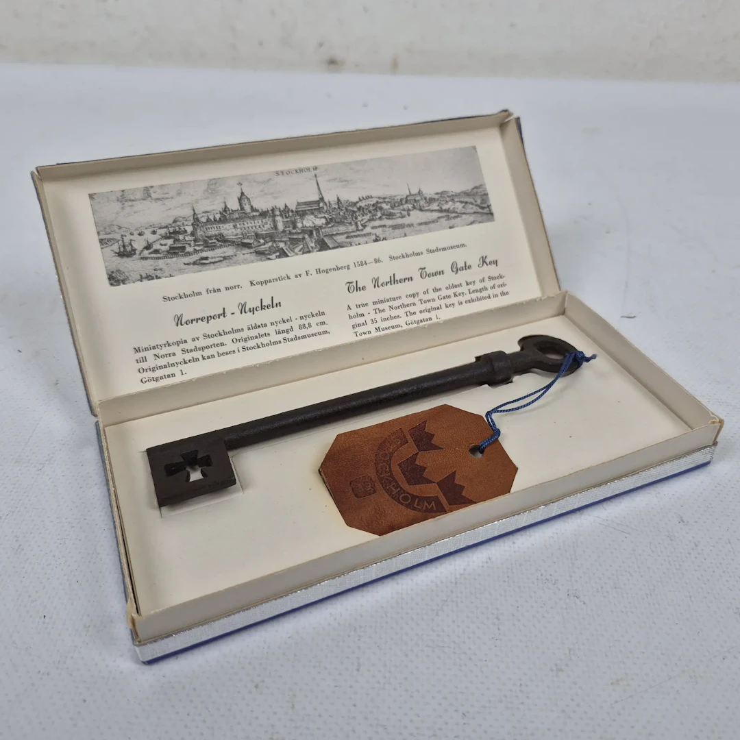 Miniatyrkopia av Stockholms äldsta nyckel i en ask