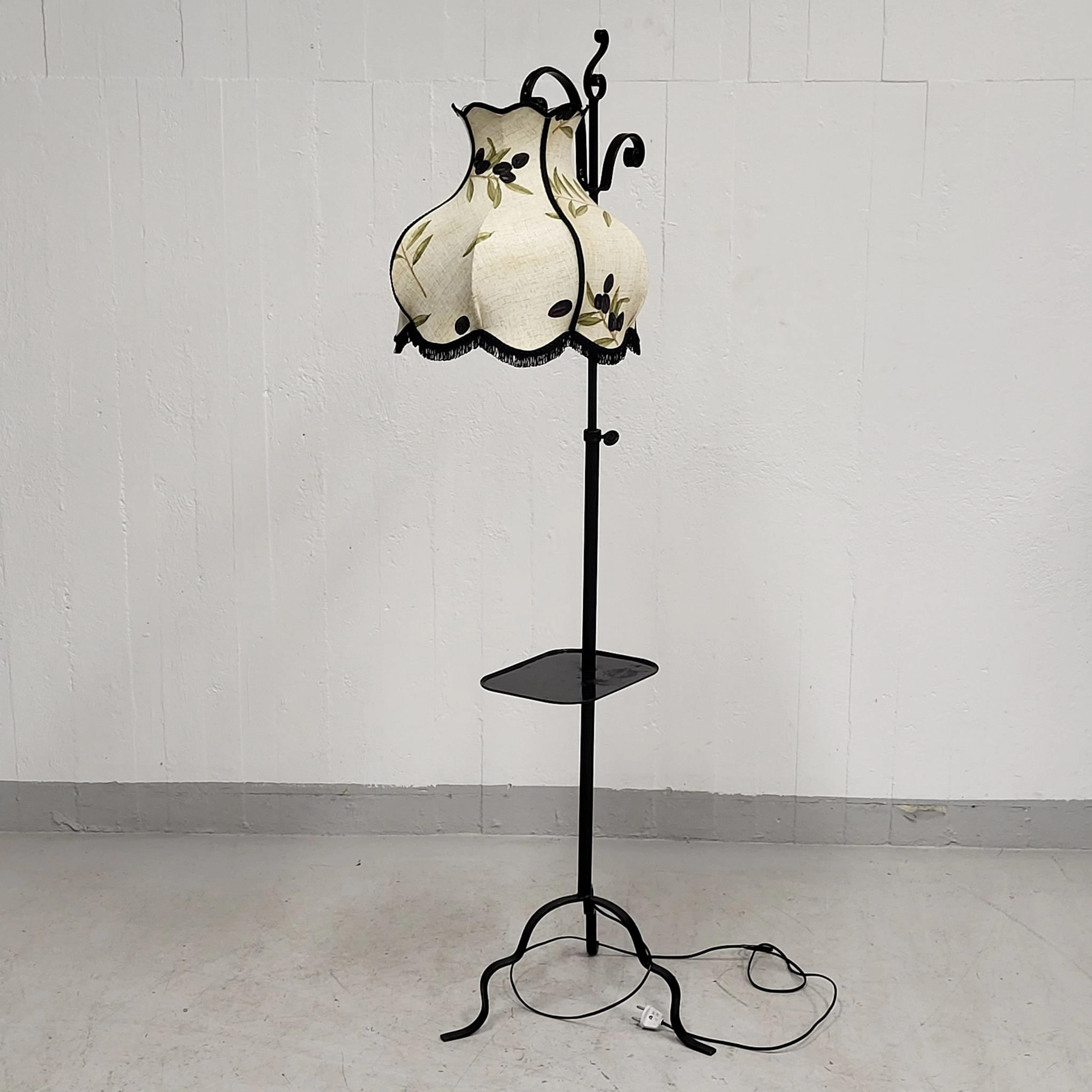Golvlampa i smide med hylla & textilskärm - Lampa - Läslampa