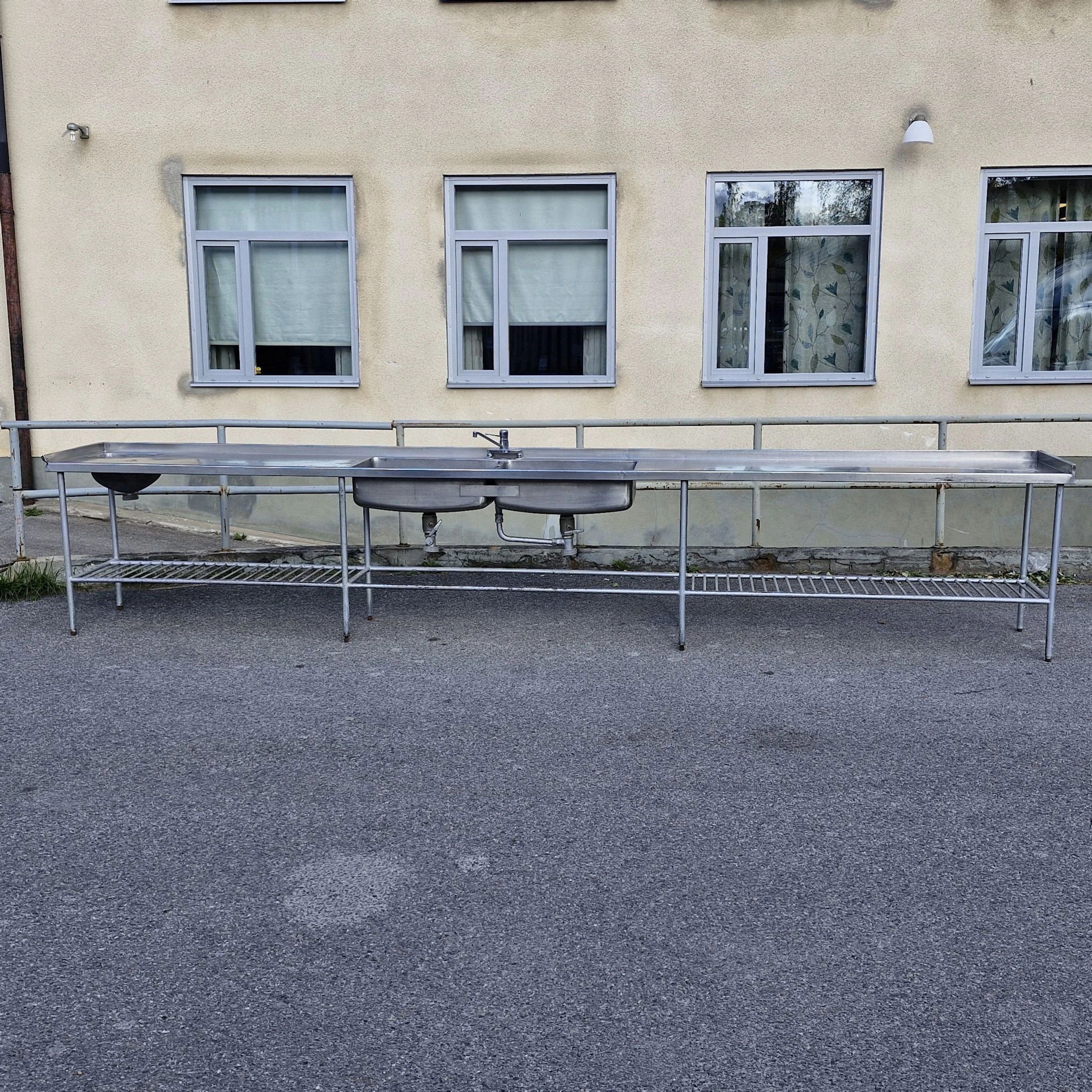 5 meter Lång diskbänk i rostfritt stål med 3st hoar - Arbetsbänk