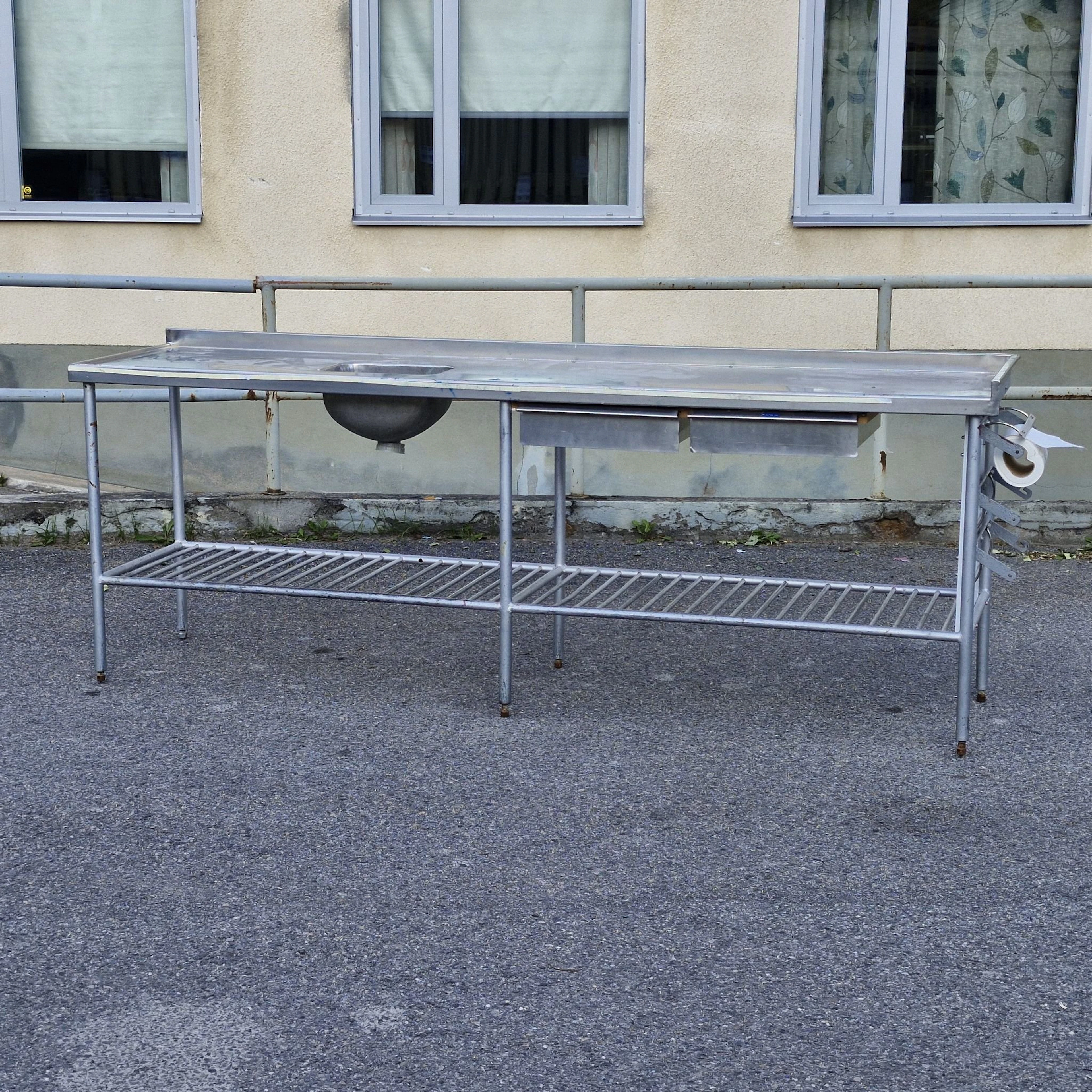 2.6 meter - Diskbänk i rostfritt stål med ho & 2st utdragslådor - Arbetsbänk