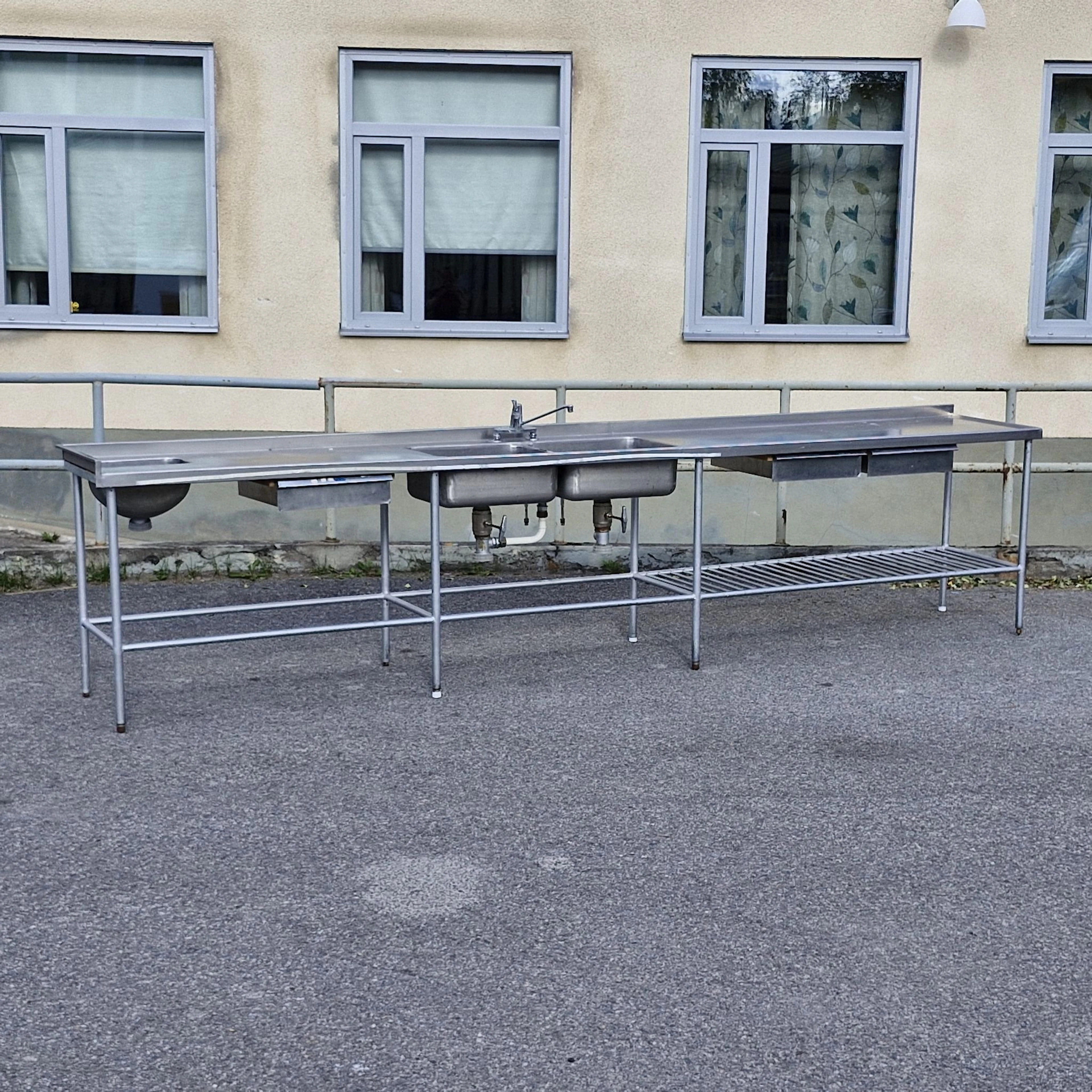 4 m Lång diskbänk i rostfritt stål med 3st hoar & 3st utdragslådor - Arbetsbänk