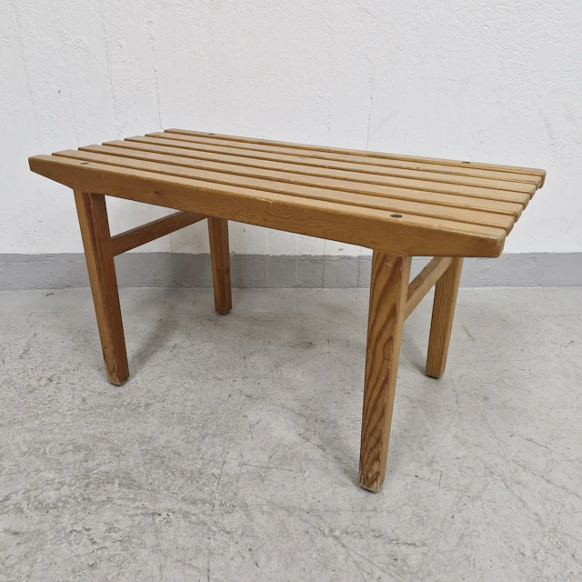 Bänk i trä - Träbänk - Sittbänk