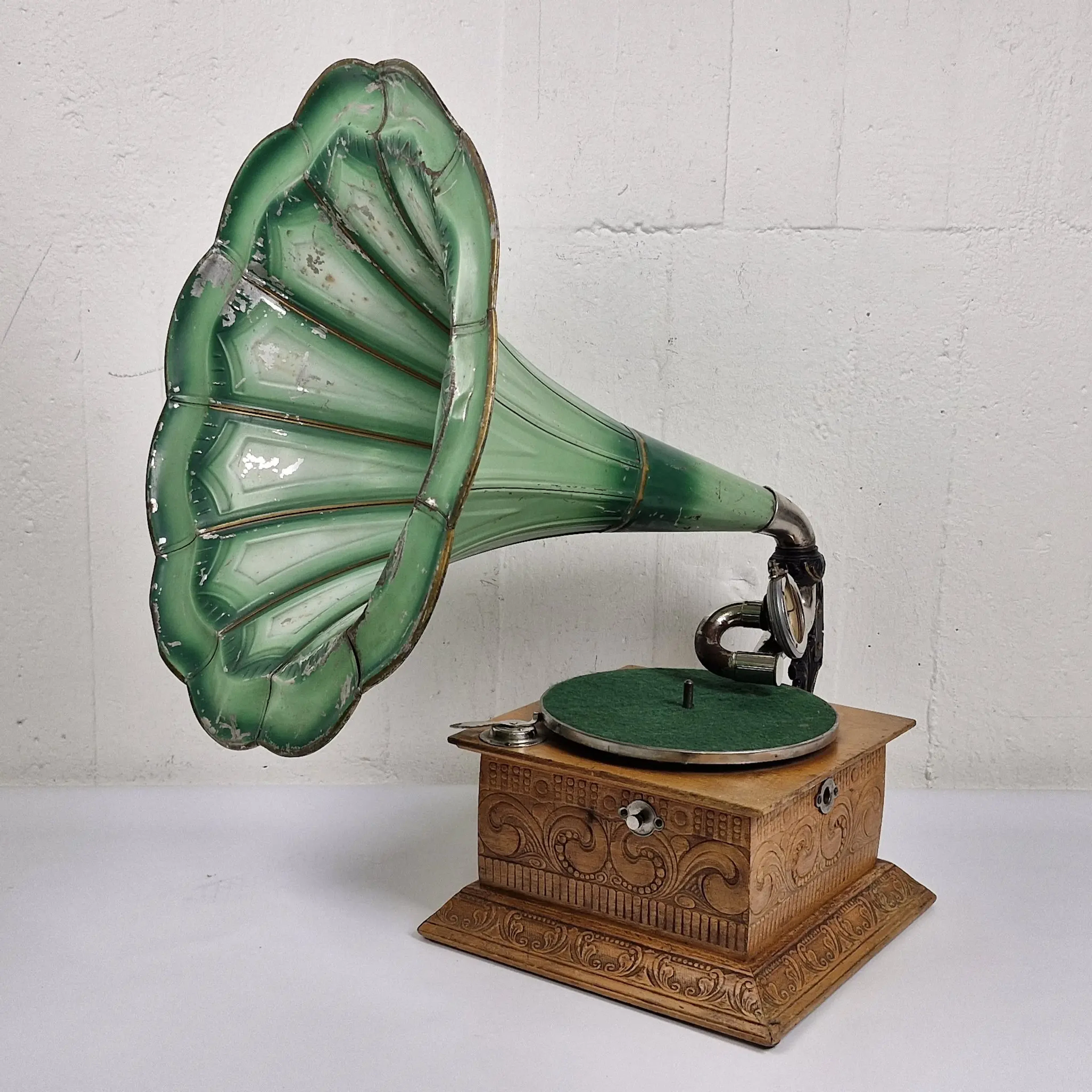 Fonograf med grön tratt - Grammofon - Vinylspelare - 1900-tal - Vintage