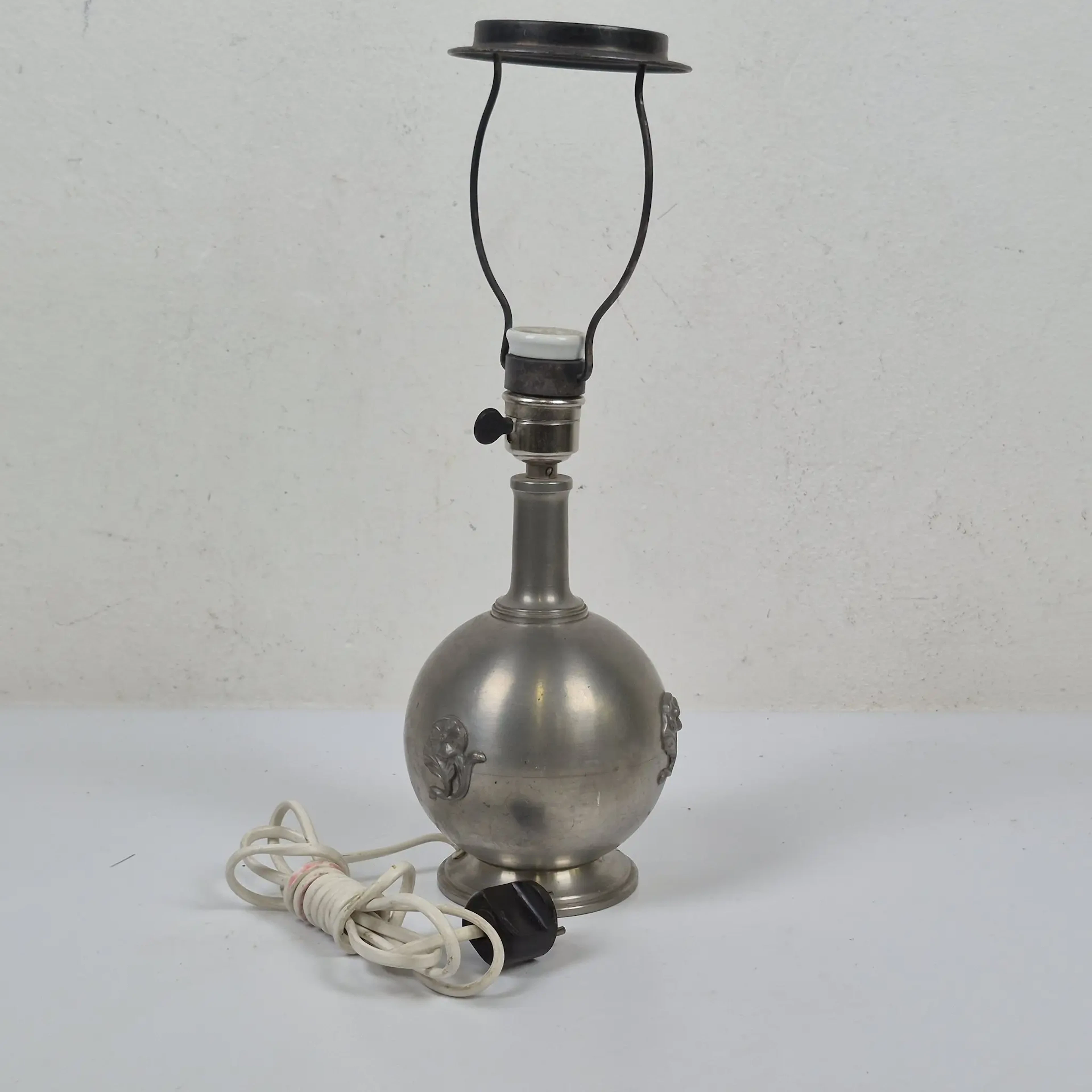 Bordslampa i tenn - Tennlampa - Lampa - Art Deco - Svenskt Tenn