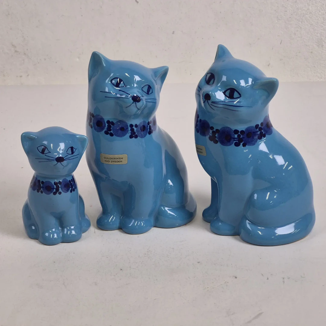 3st. Figuriner i porslin - Katter - "Guldkroken" - Hjo, Sweden - Märta Grunditz