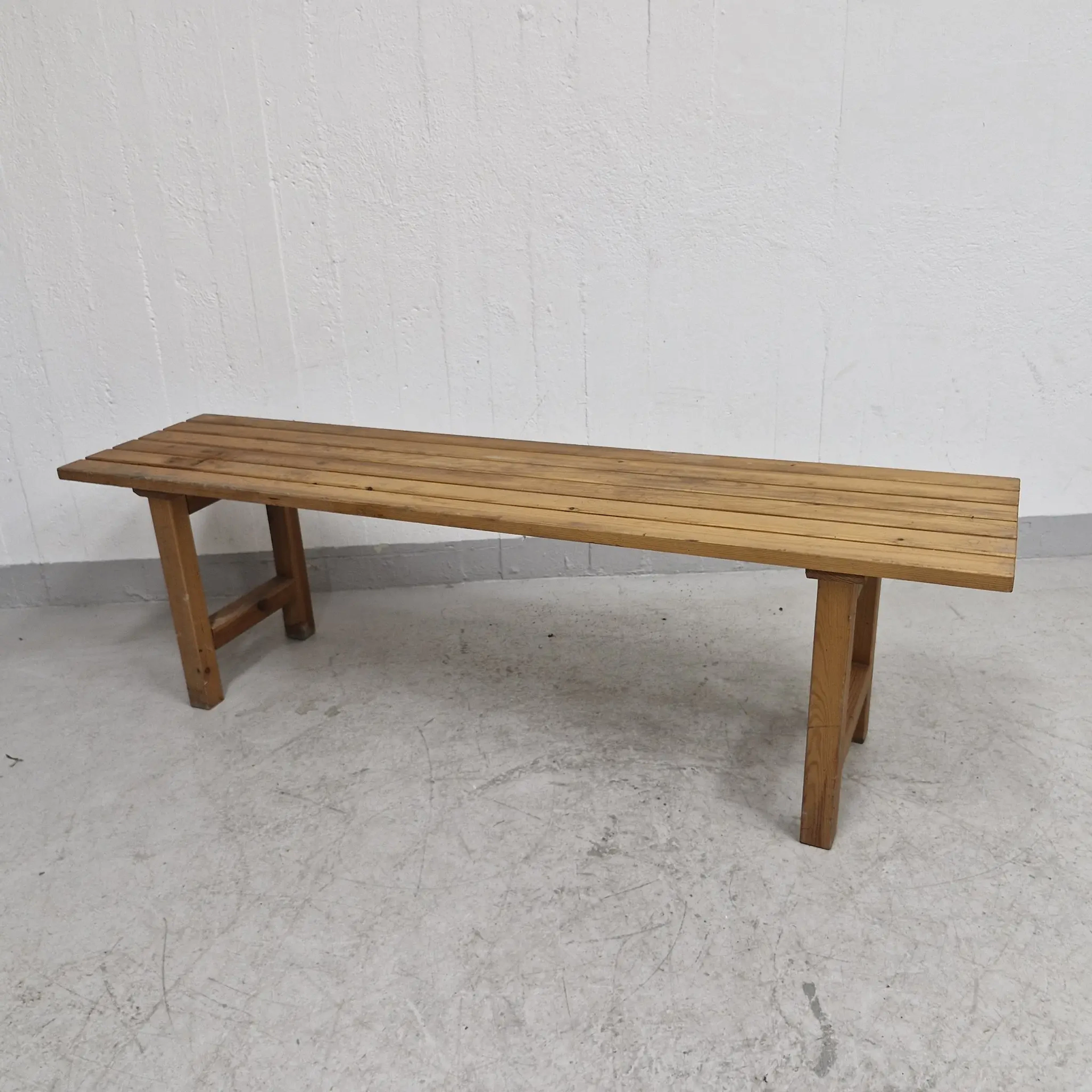 Bänk i trä - Träbänk - Sittbänk - Furubänk