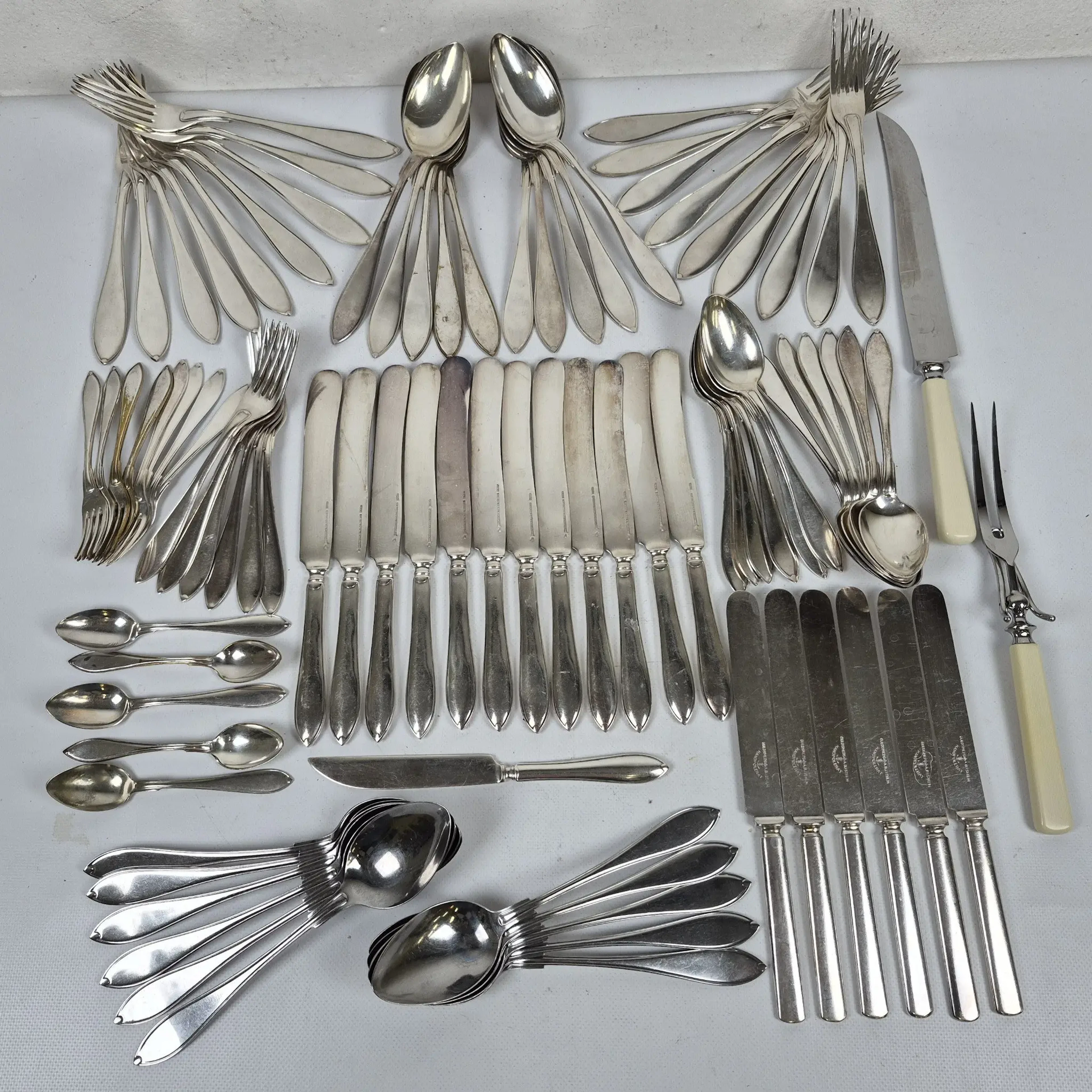 Parti blandade bestick i rostfritt stål, nysilver & plast - Svensk spets m.fl.