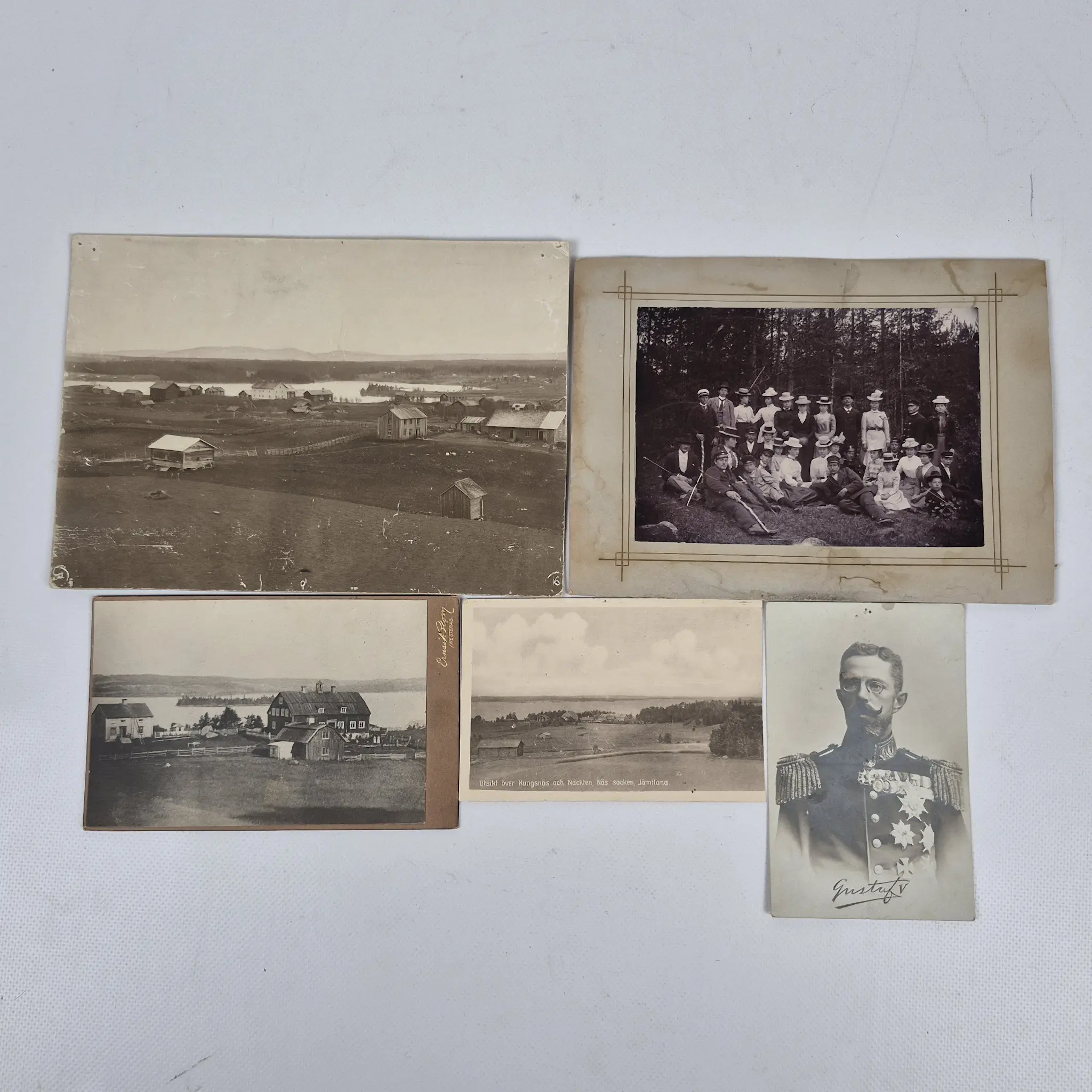 3st. Fotograferingar & 2st. Vykort - Månsta - Näs socken - Gustaf V m.m.