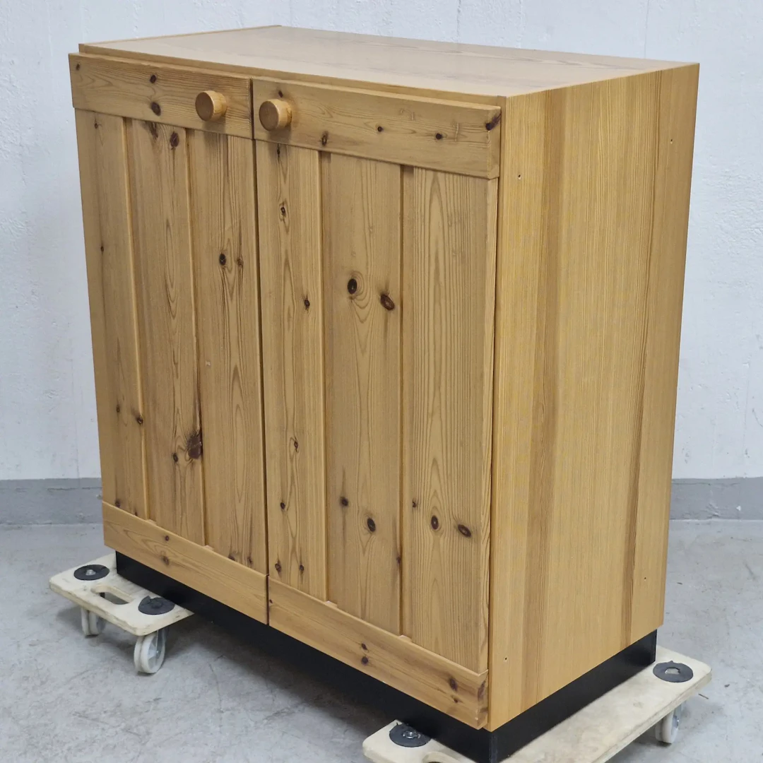 Skåp i furu - Träskåp - Skänk - Sideboard - 1900-tal - Vintage