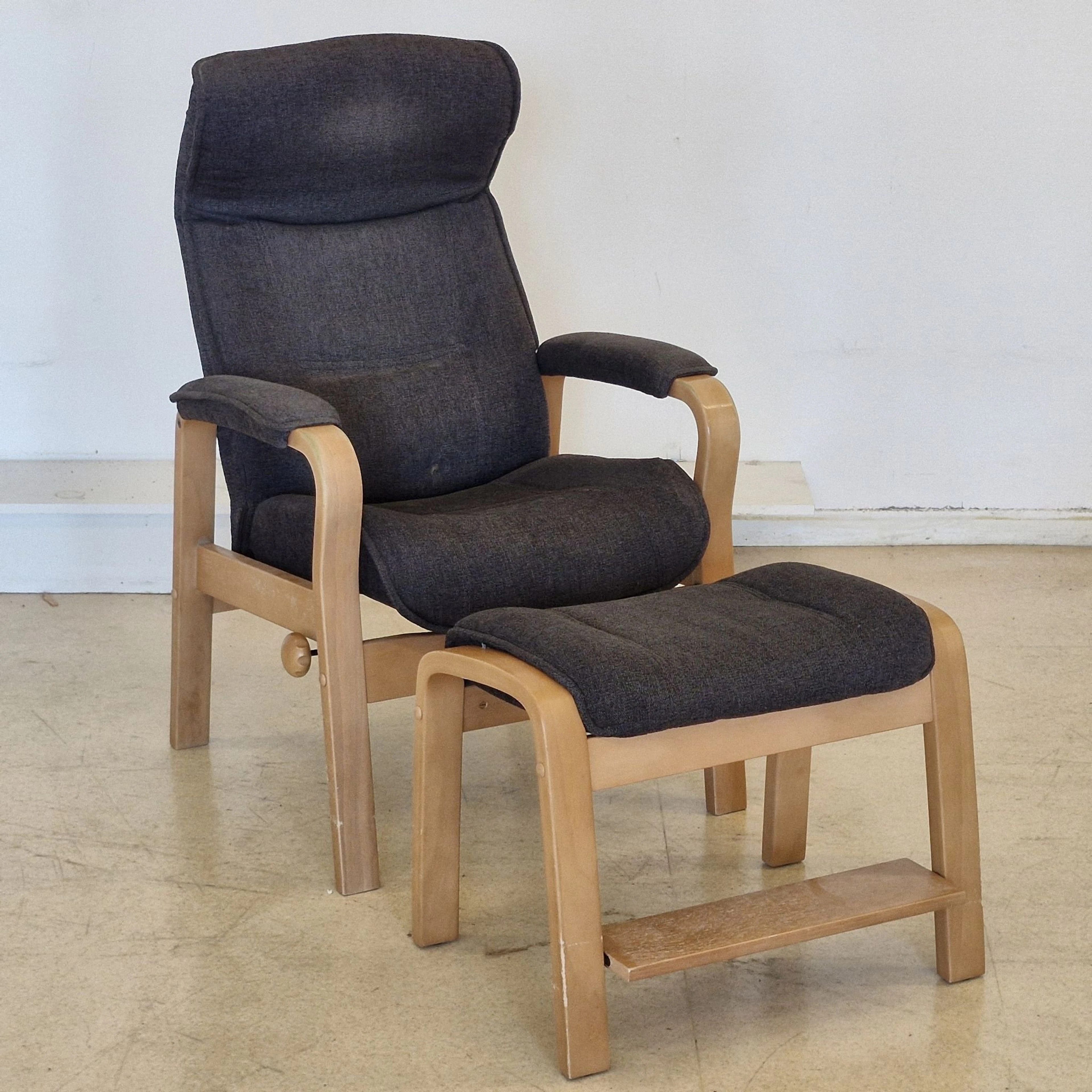 Fåtölj i trä med klädd sits & rygg med fotpall - IMG of Norway - Kontor - Stol