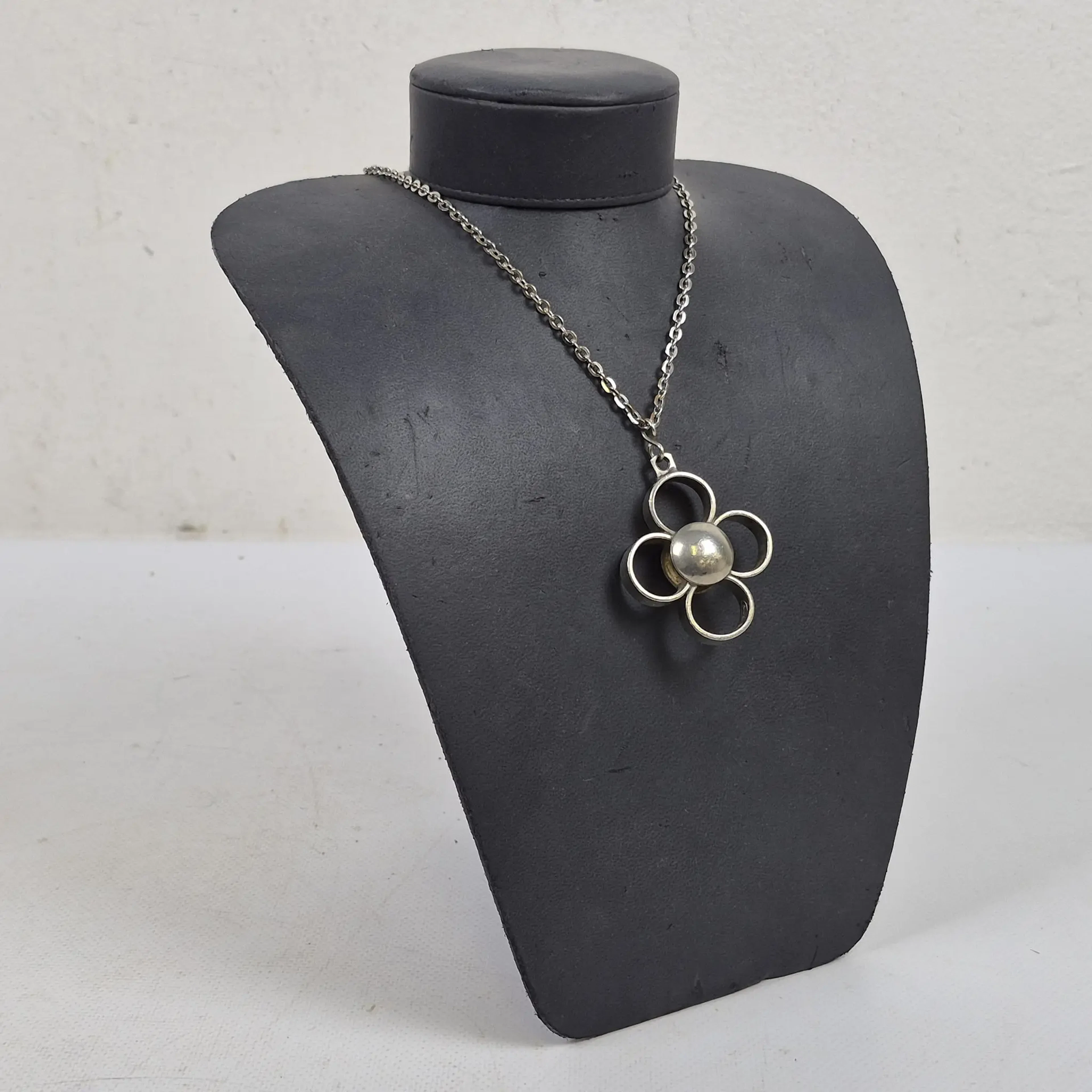 Halsband i tenn - Blomma - "Casi" - Tennhalsband