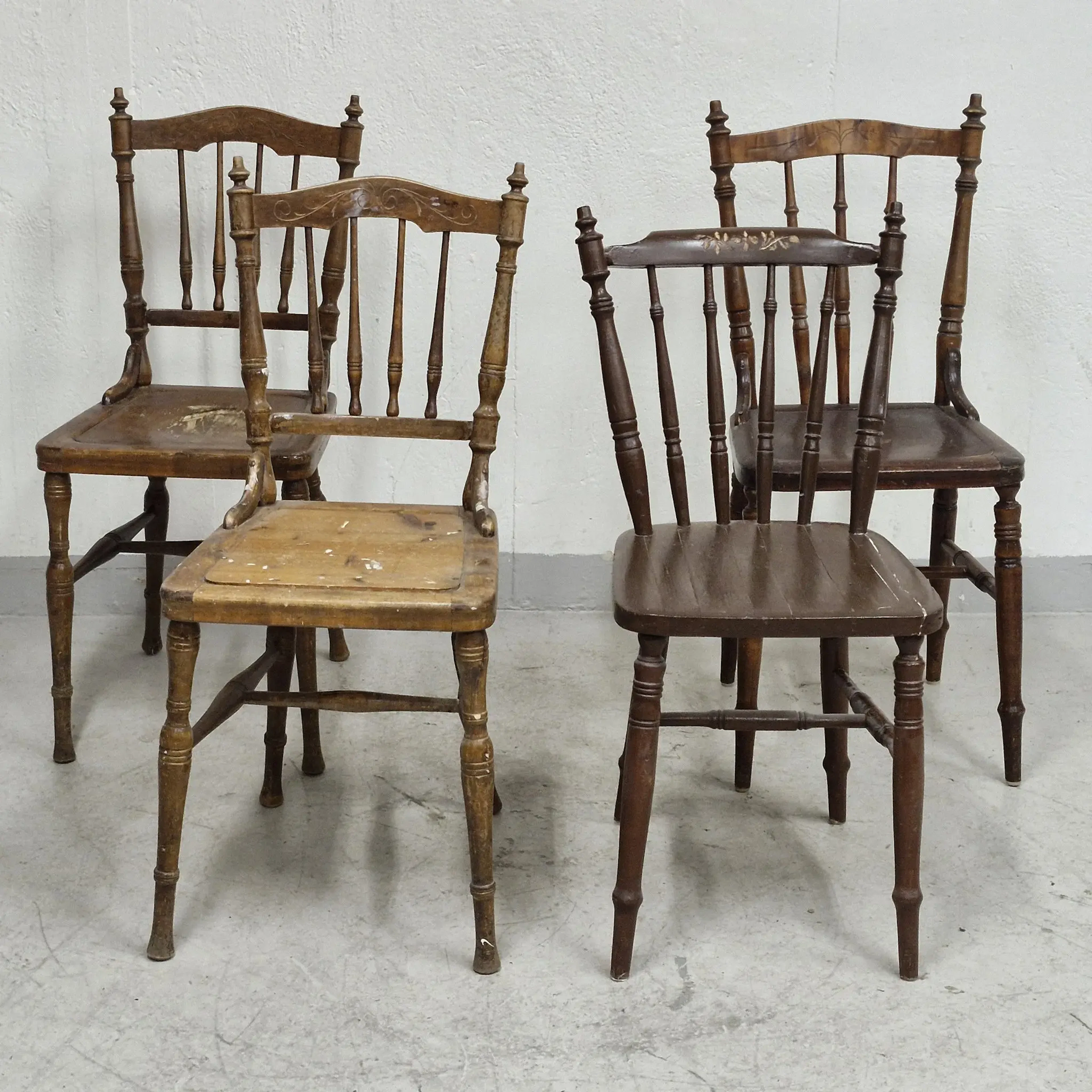4 st. Stolar i trä - Bemålade - Trästolar - Matstolar - Tidigt 1900-tal Vintage