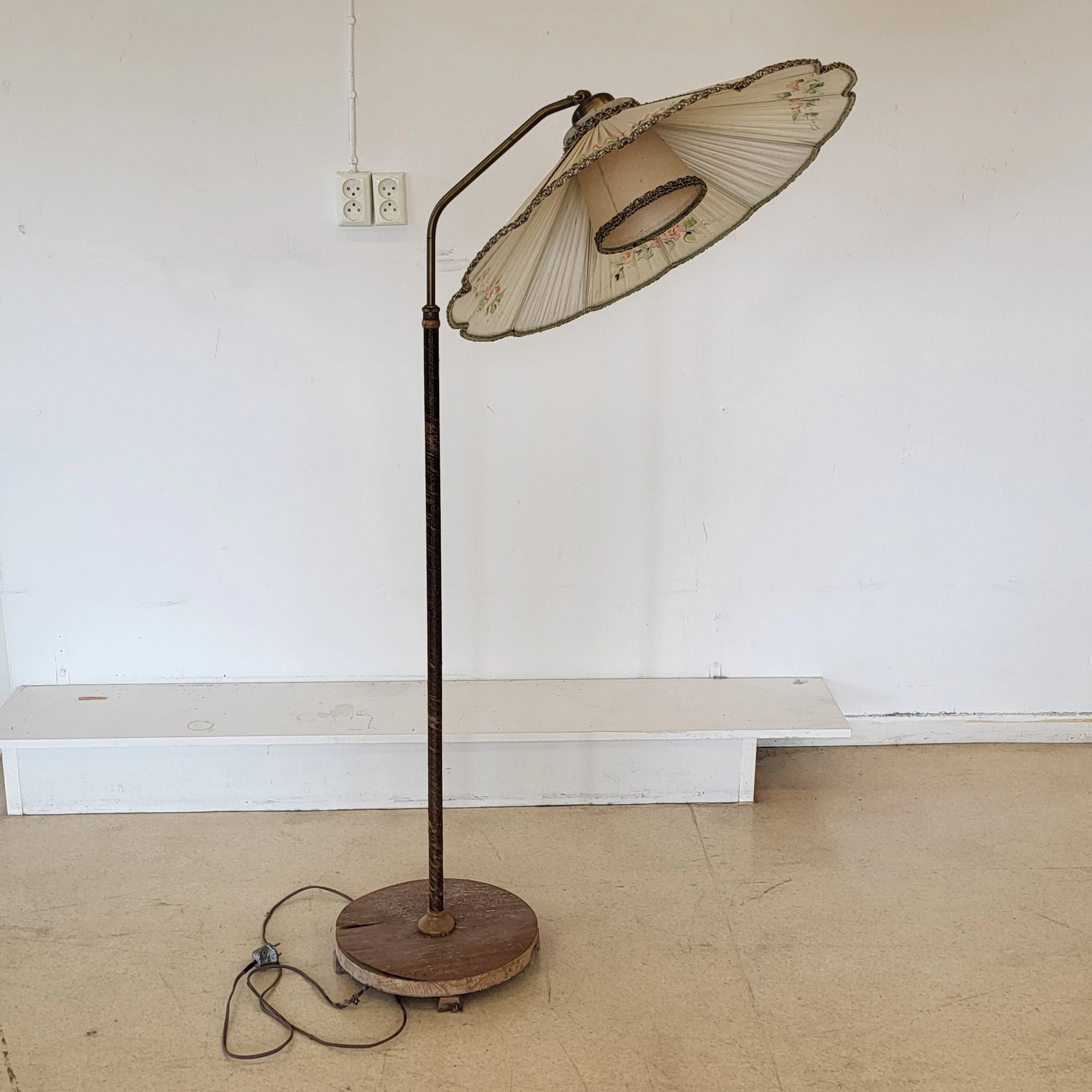 Äldre golvlampa i trä med textilskärm - Lampa - Vintage - 1920 tal