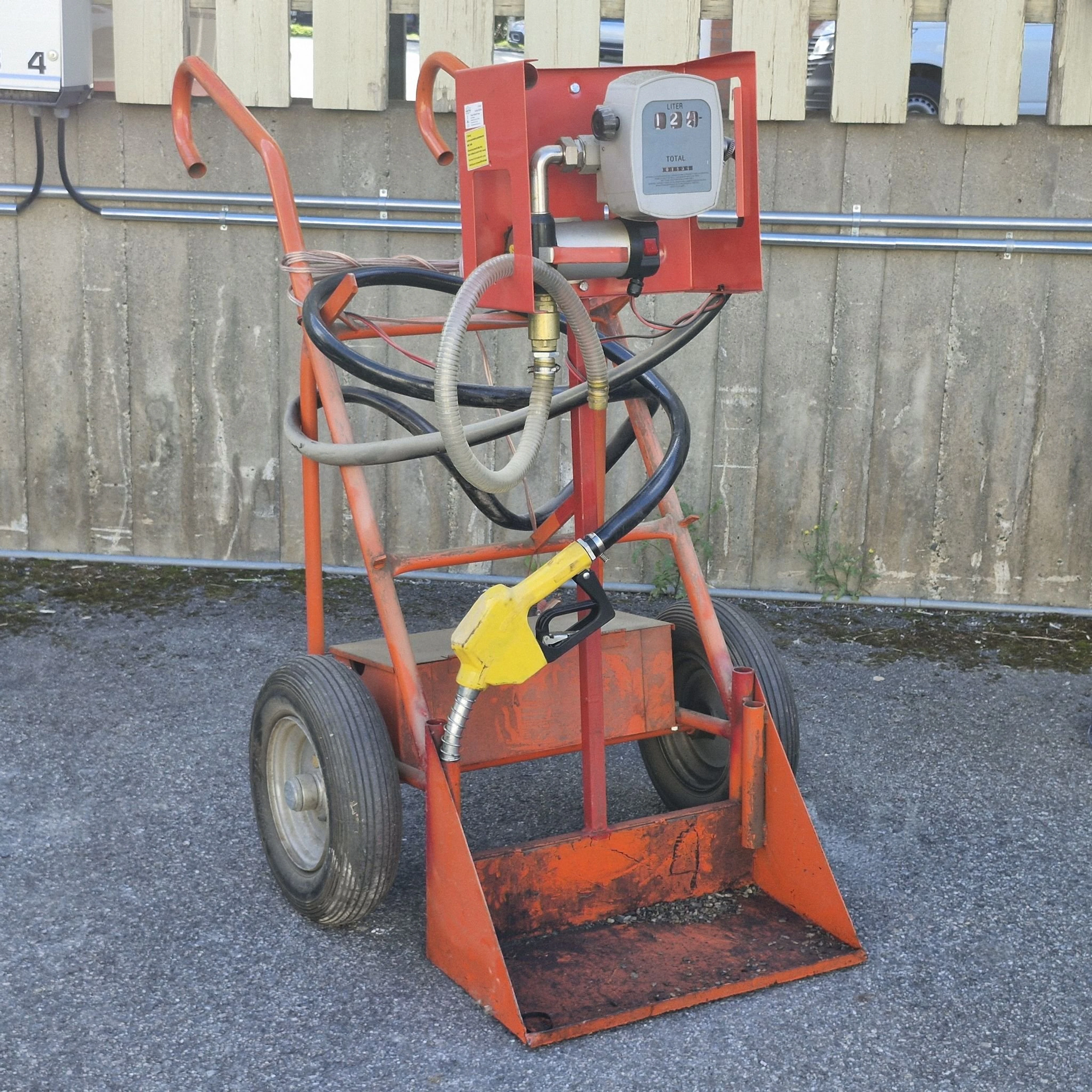DIeselpump i på hjul med mätare