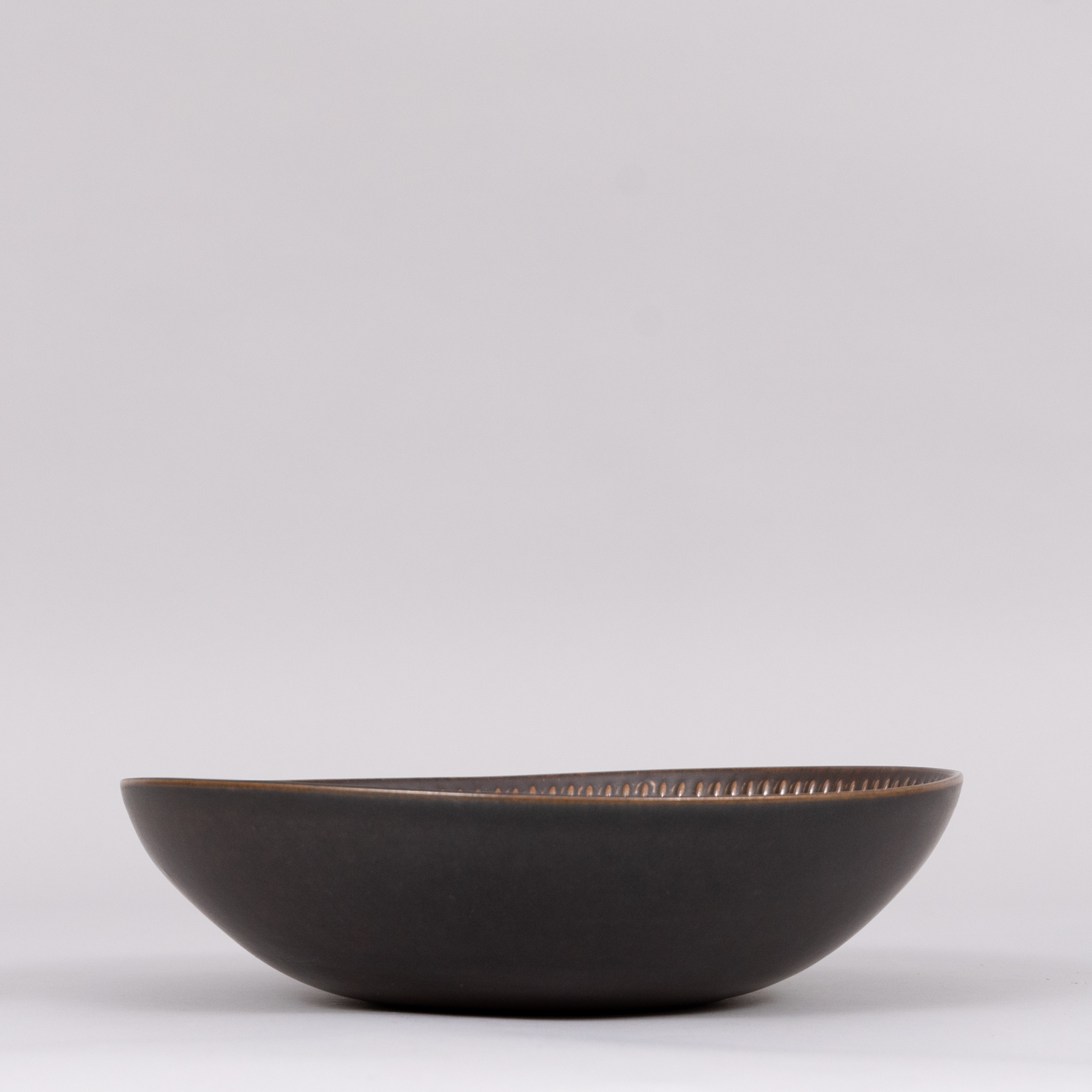 JOHN ANDERSSON (1900-1969). Skål. stengods, Höganäs, signerad.