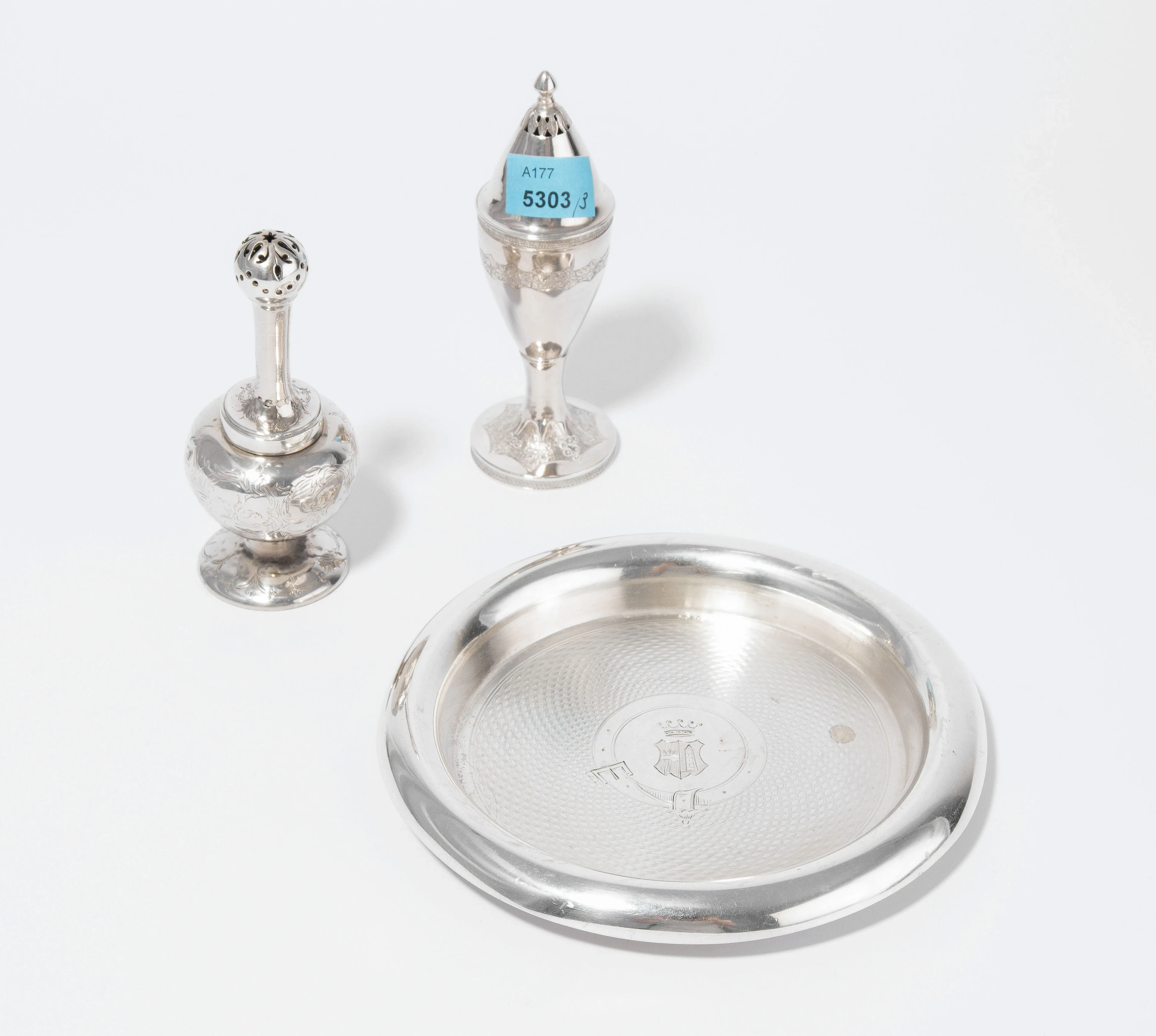 Lot: 2 Gewürzstreuer, 1 Untersetzer, 19.Jh.