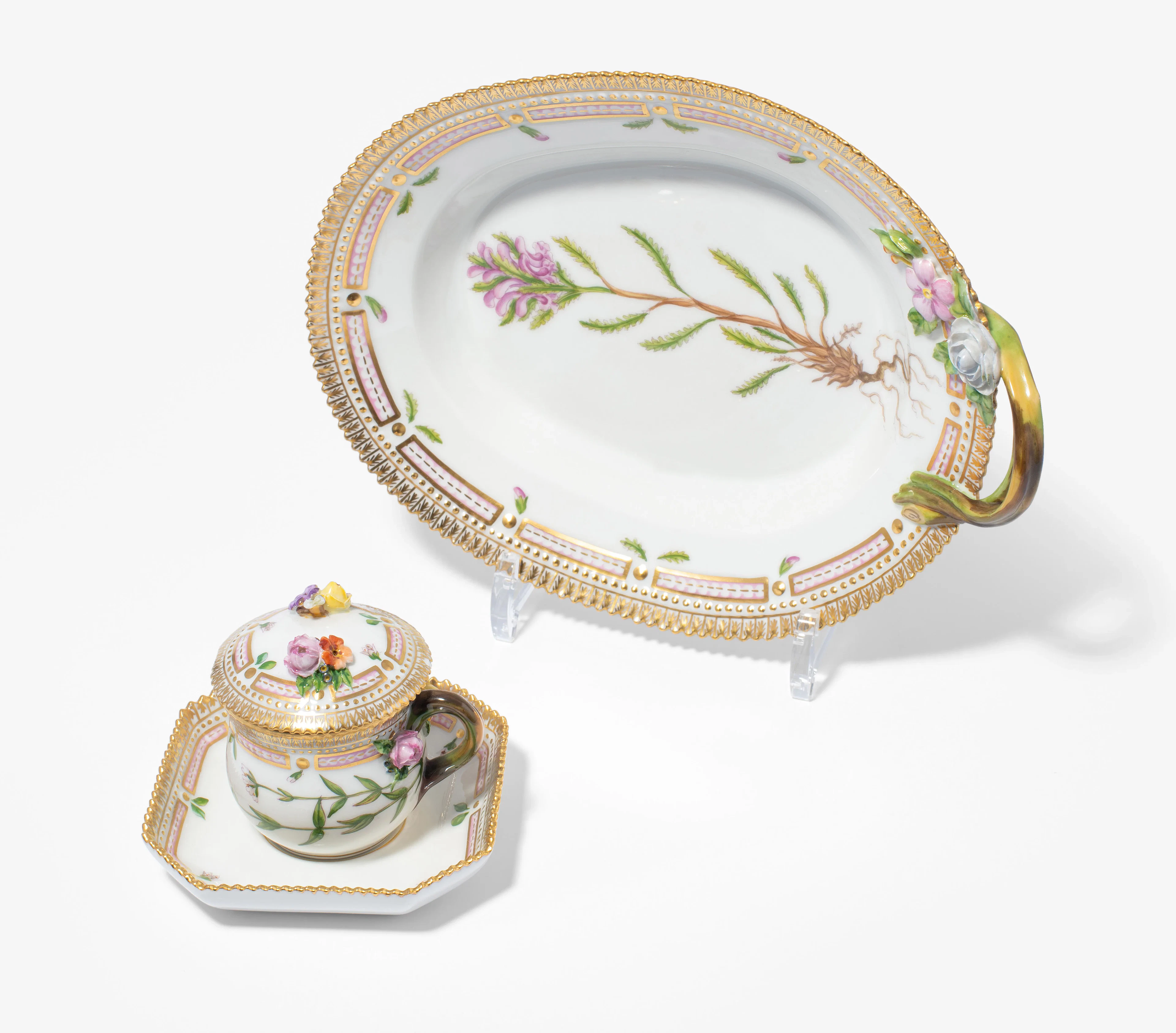 Royal Copenhagen, Henkelschale und Bouillontasse "Flora Danica"