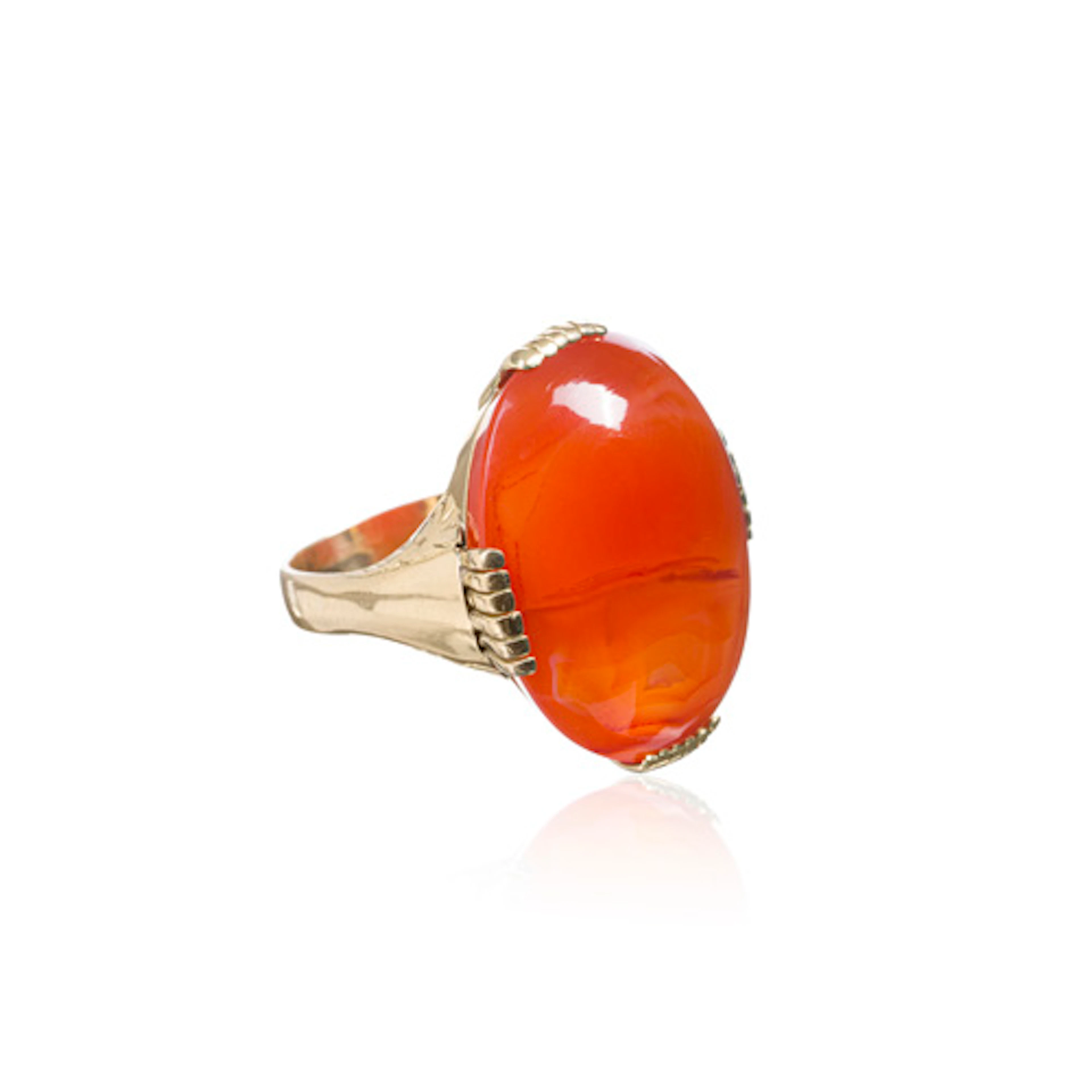 839 Goldring mit großem Karneol-Cabochon.
