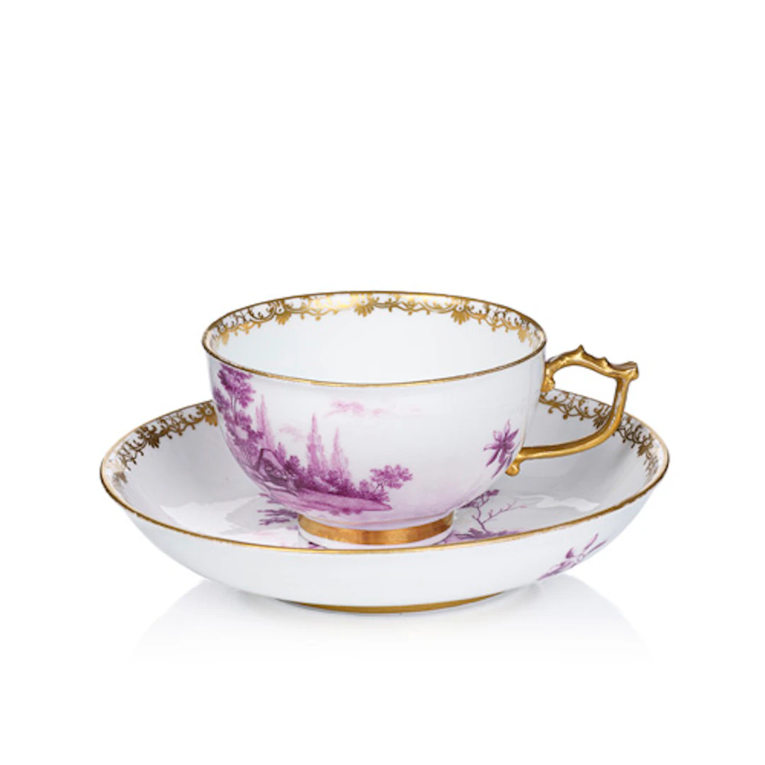 688 Tasse mit Untertasse mit Szenen nach Watteau. Meissen. Um 1745–1750.