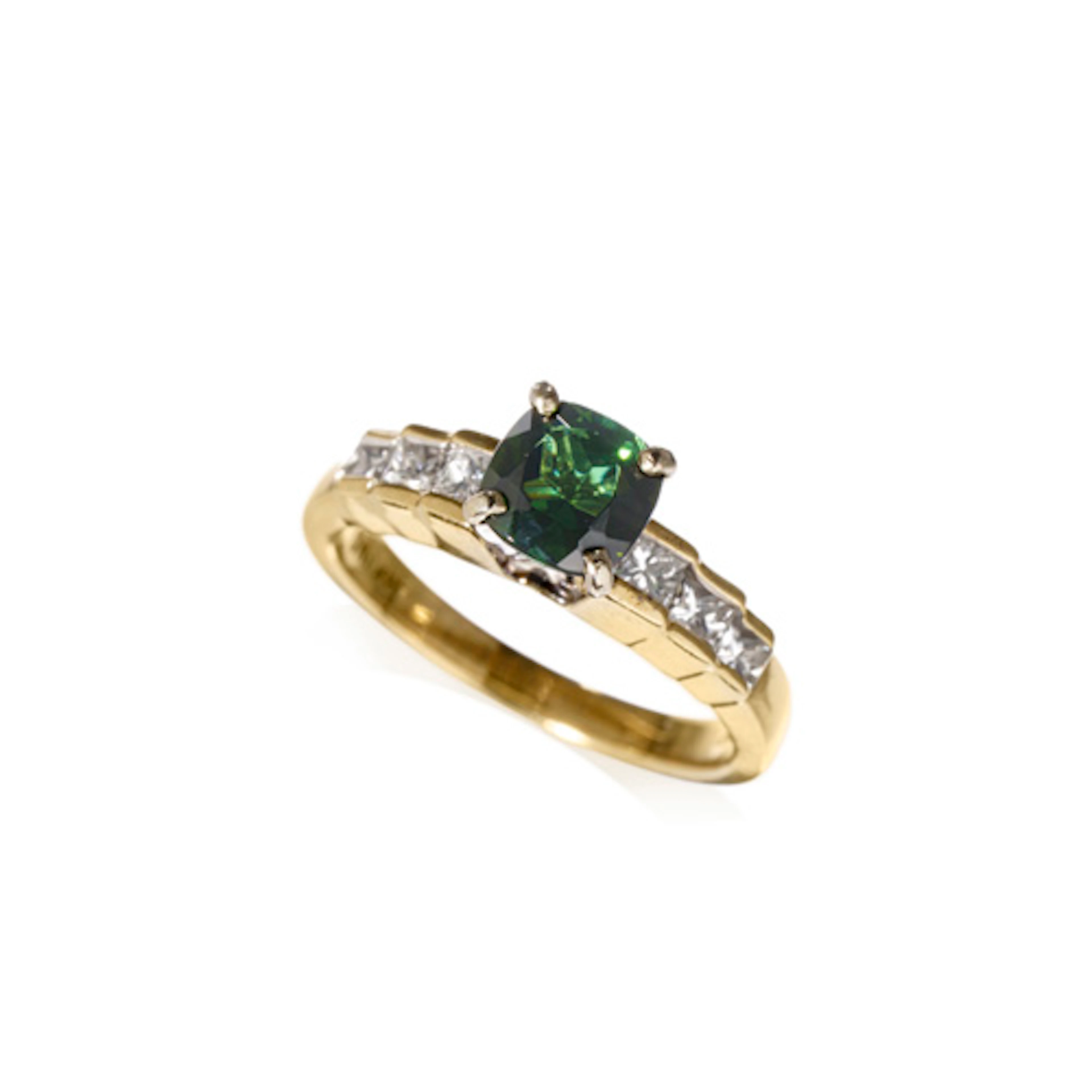 829 Zarter Diamant-Goldring mit tiefgrünem Turmalin-Solitär.