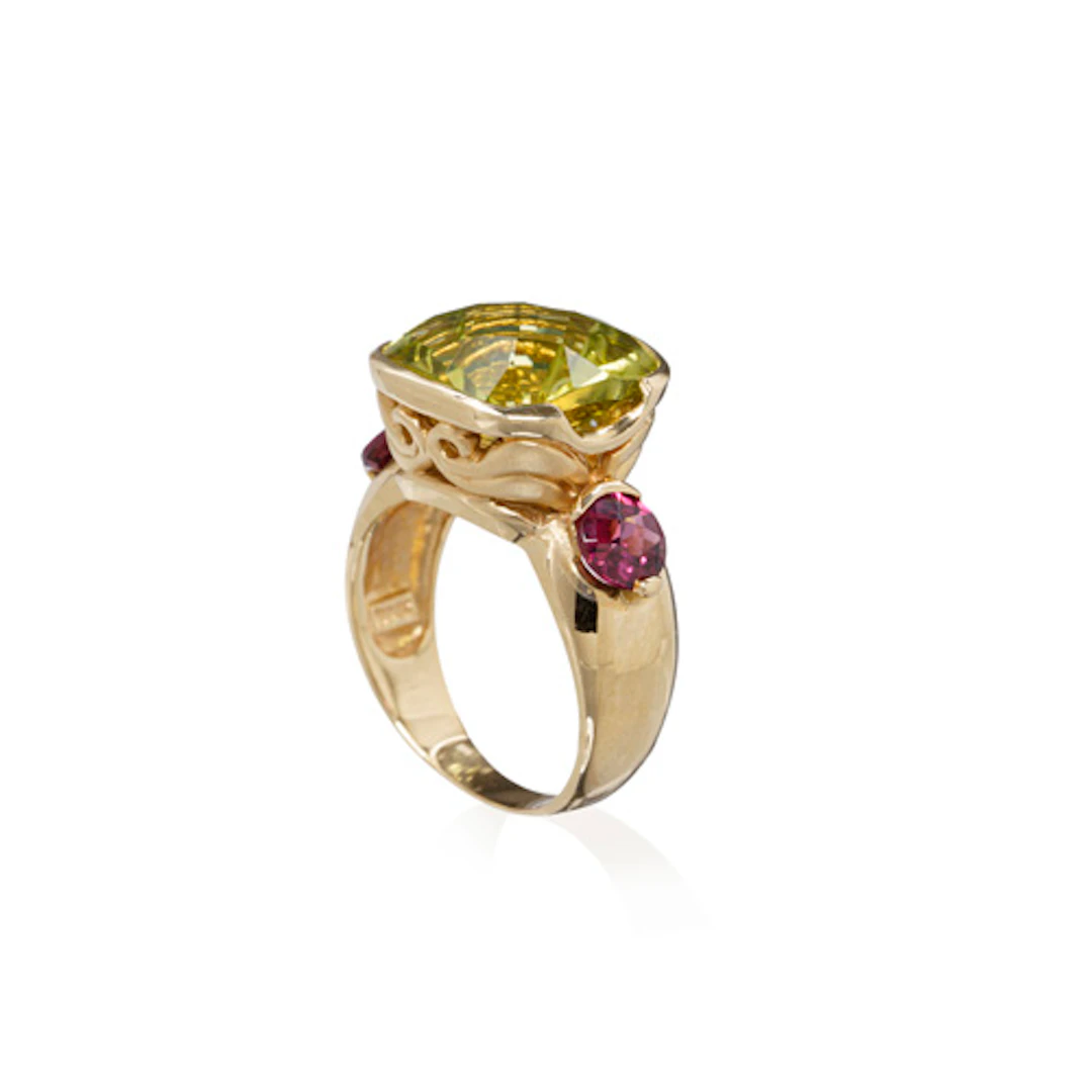 830 Gelbgold-Ring mit gelbgrünem Quarz-Solitär und roten Turmalinen.